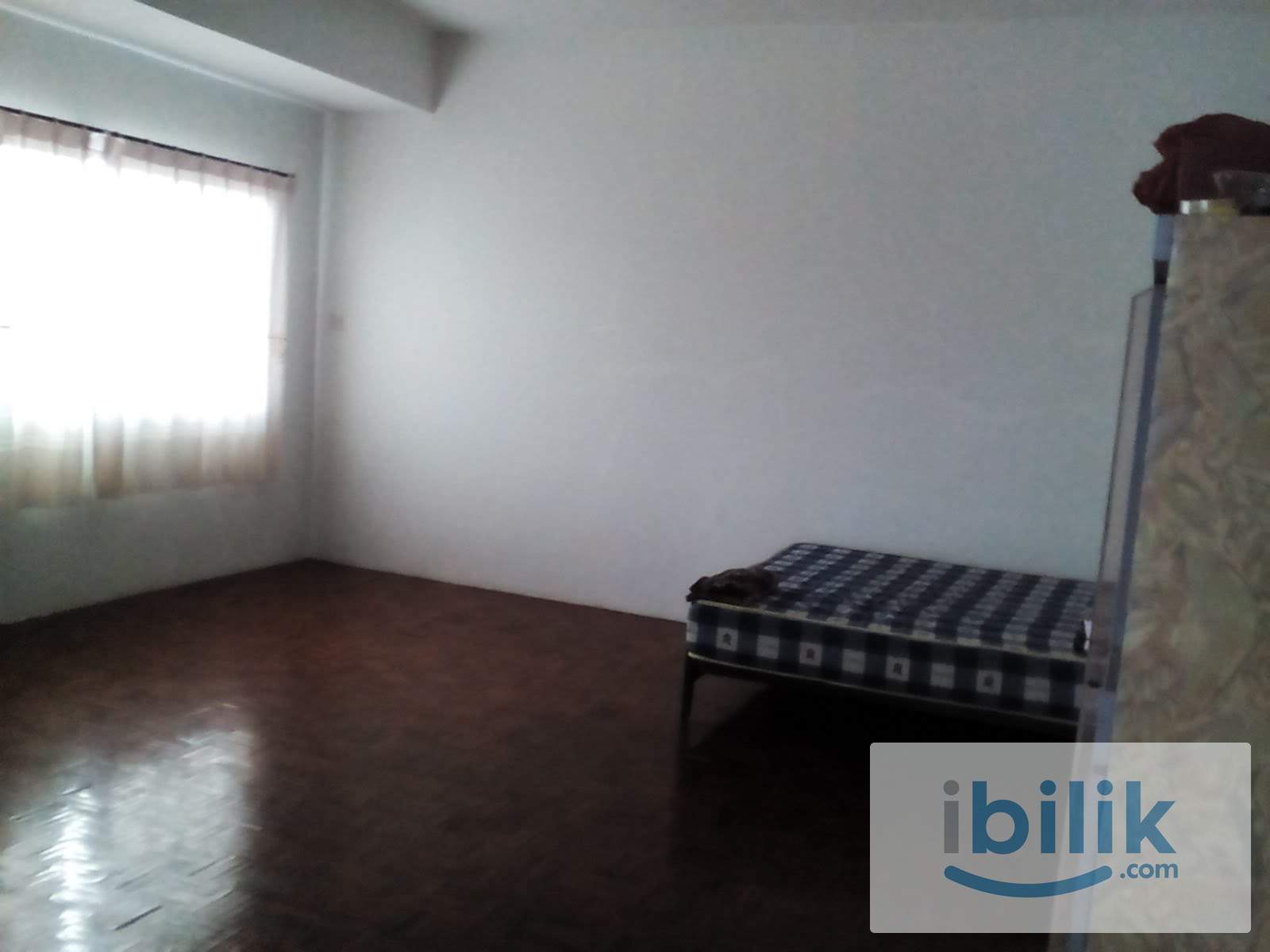 Master bedroom with attached bath/toilet - Image 1