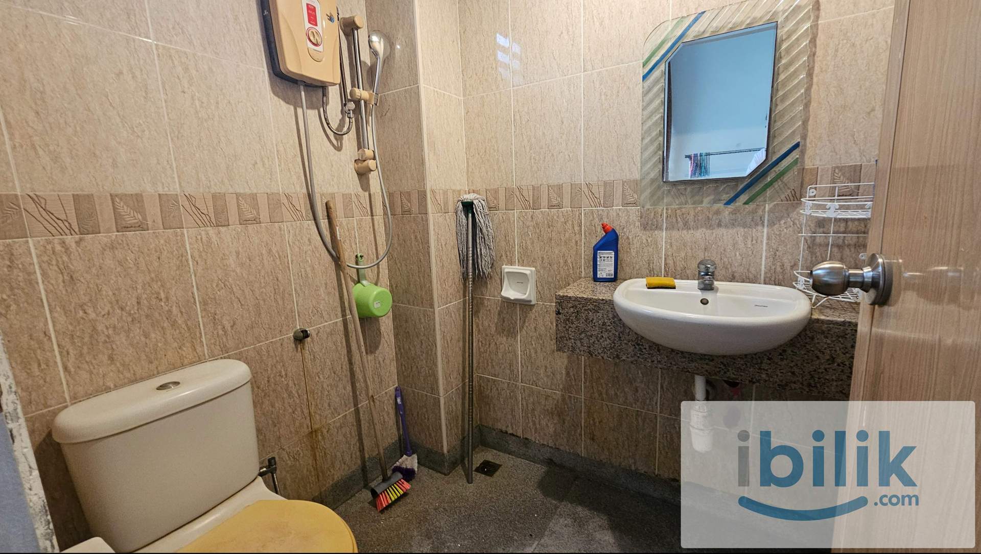 Middle Room with bathroom at Chee Seng Garden, Tanjung Bungah - Image 2
