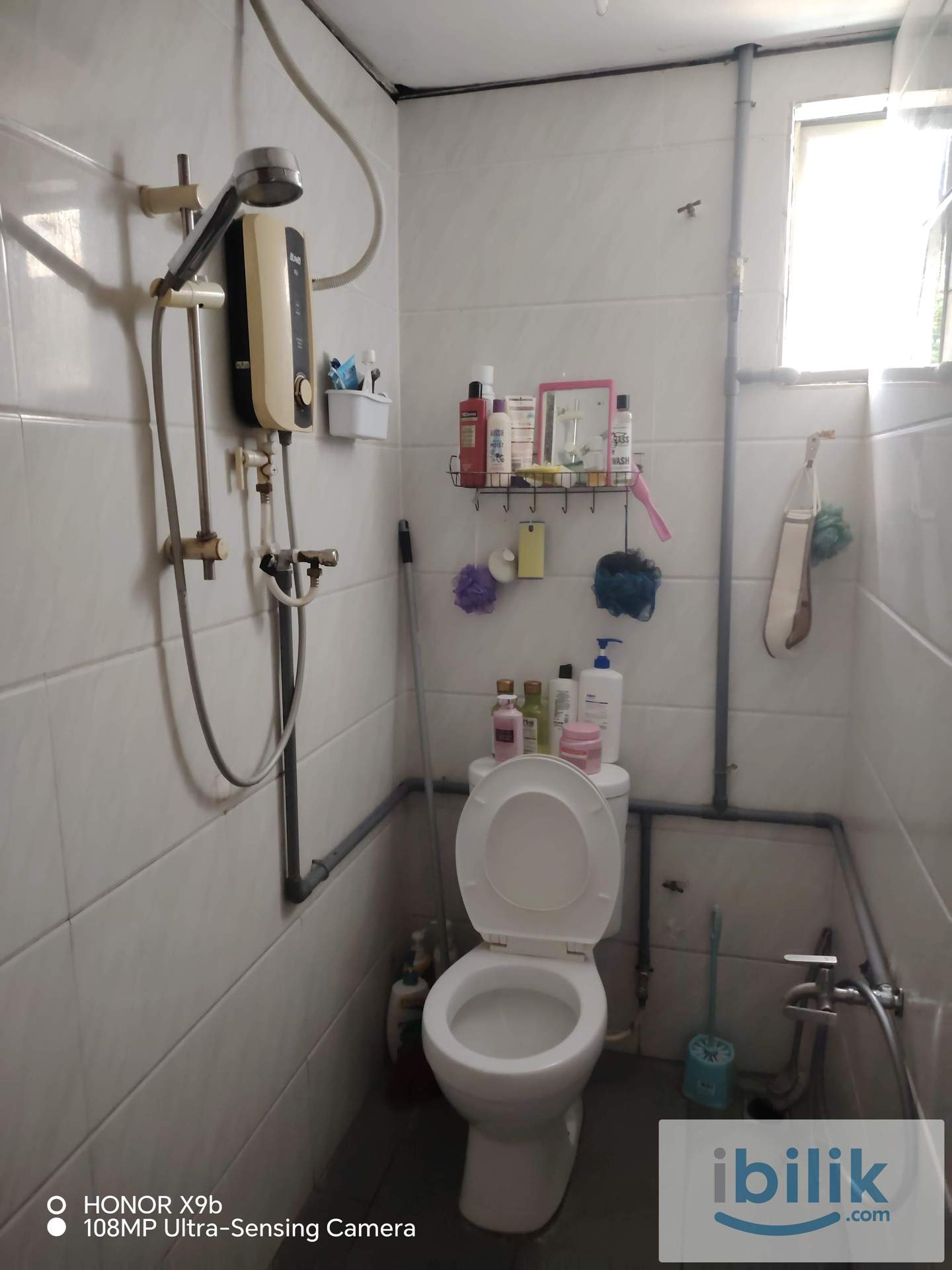 Master room with toilet attached. - Image 2