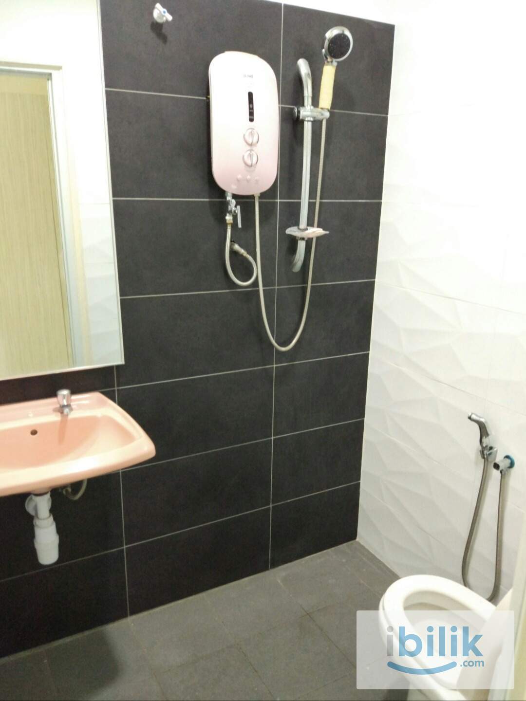 Move in Immediate! 5mins walk to Kelana Jaya LRT, Aircon+Wifi+Furnished Master room - Image 2