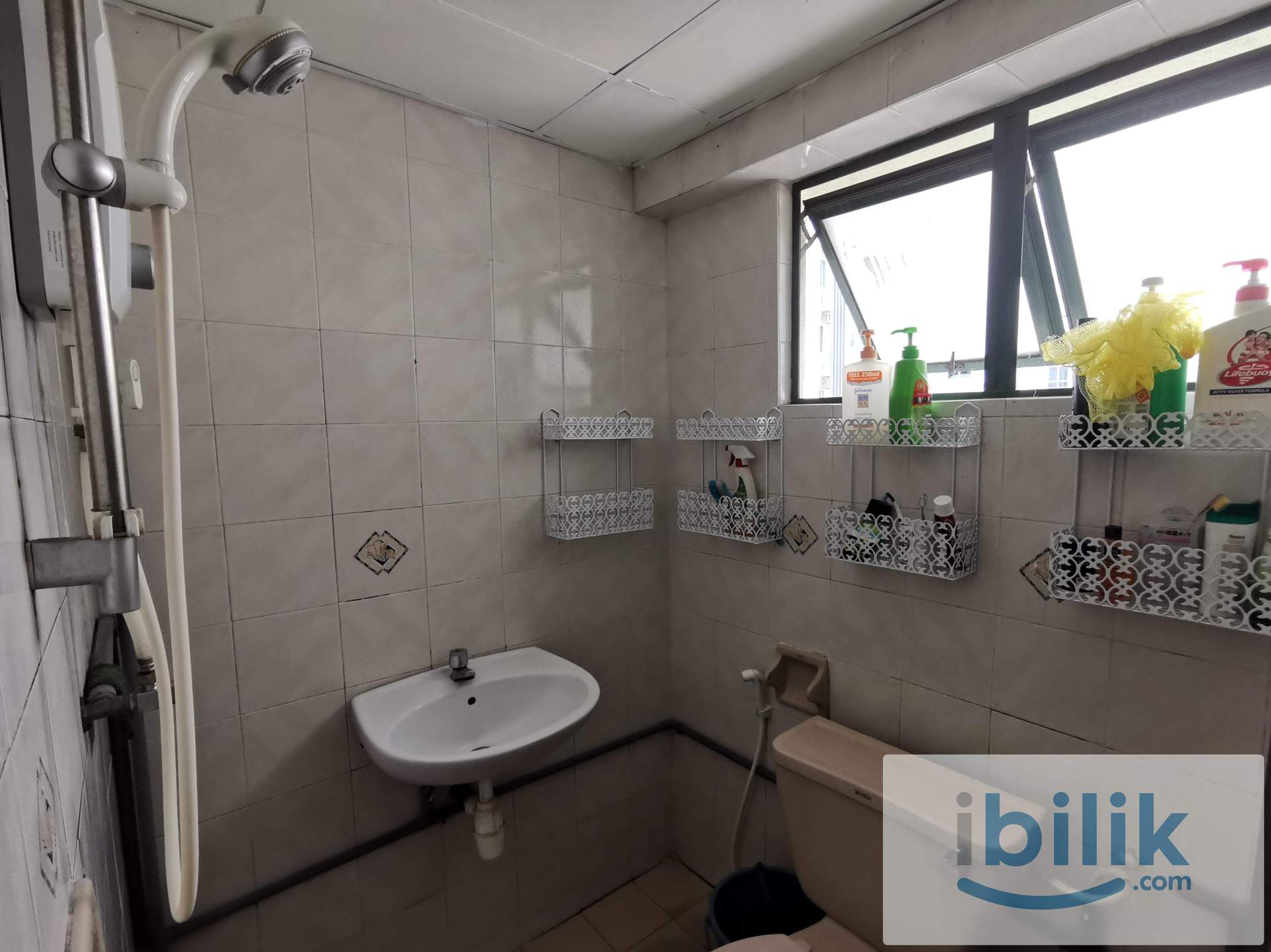 Single Room with Balcony - Image 4
