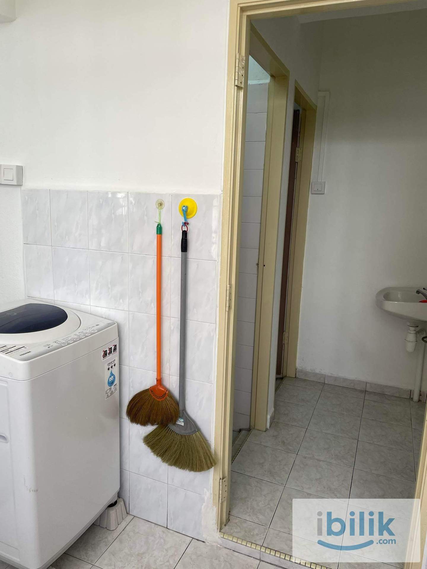 Spacious Furnished Room in Jelutong | 500Mbps WiFi | 3 Min to Night Market - Image 4