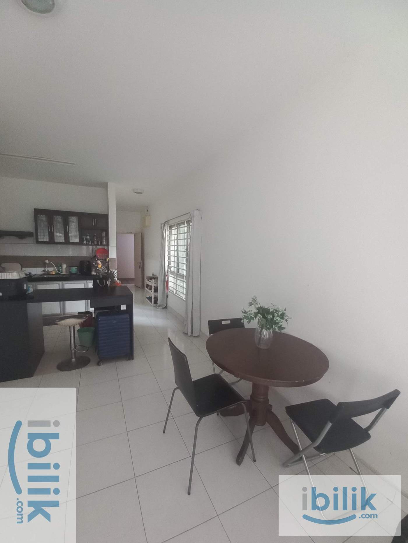 NO PARTITION Female Middle Room Metropolitan Square Condo - Image 7