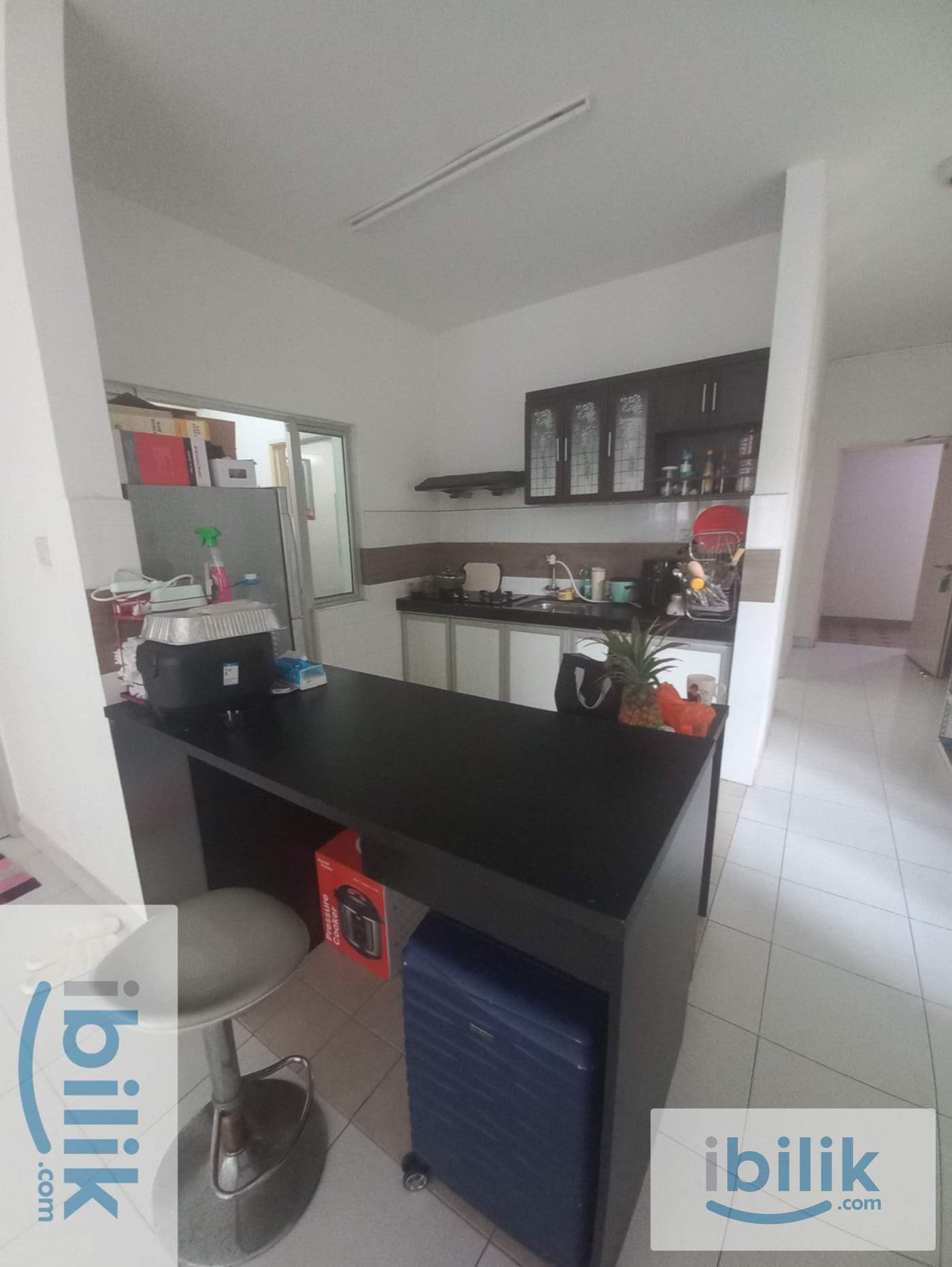NO PARTITION Female Middle Room Metropolitan Square Condo - Image 3
