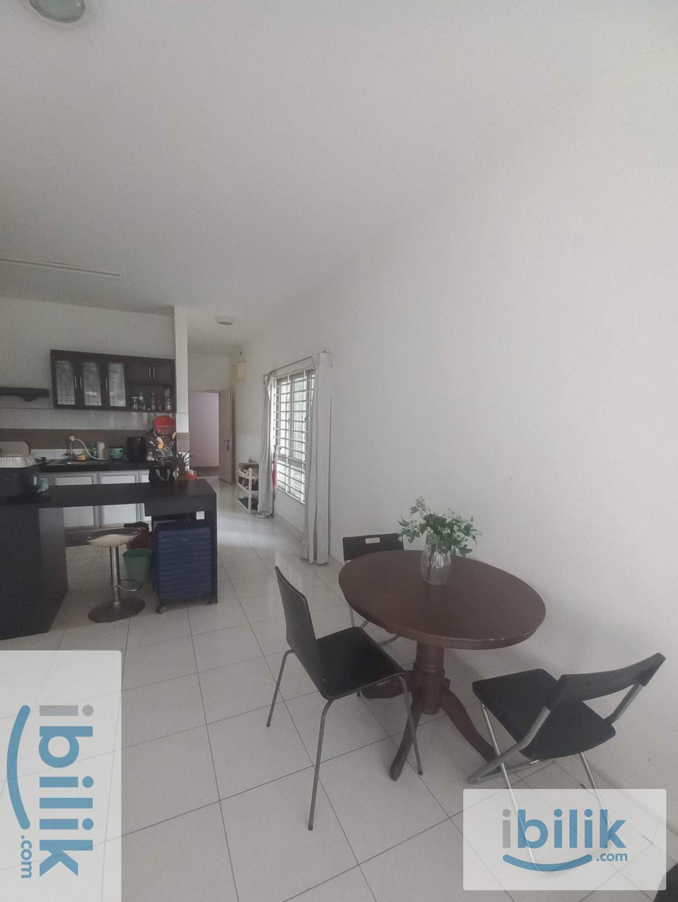 NO PARTITION female MASTER ROOM metropolitan square condo  - Image 5