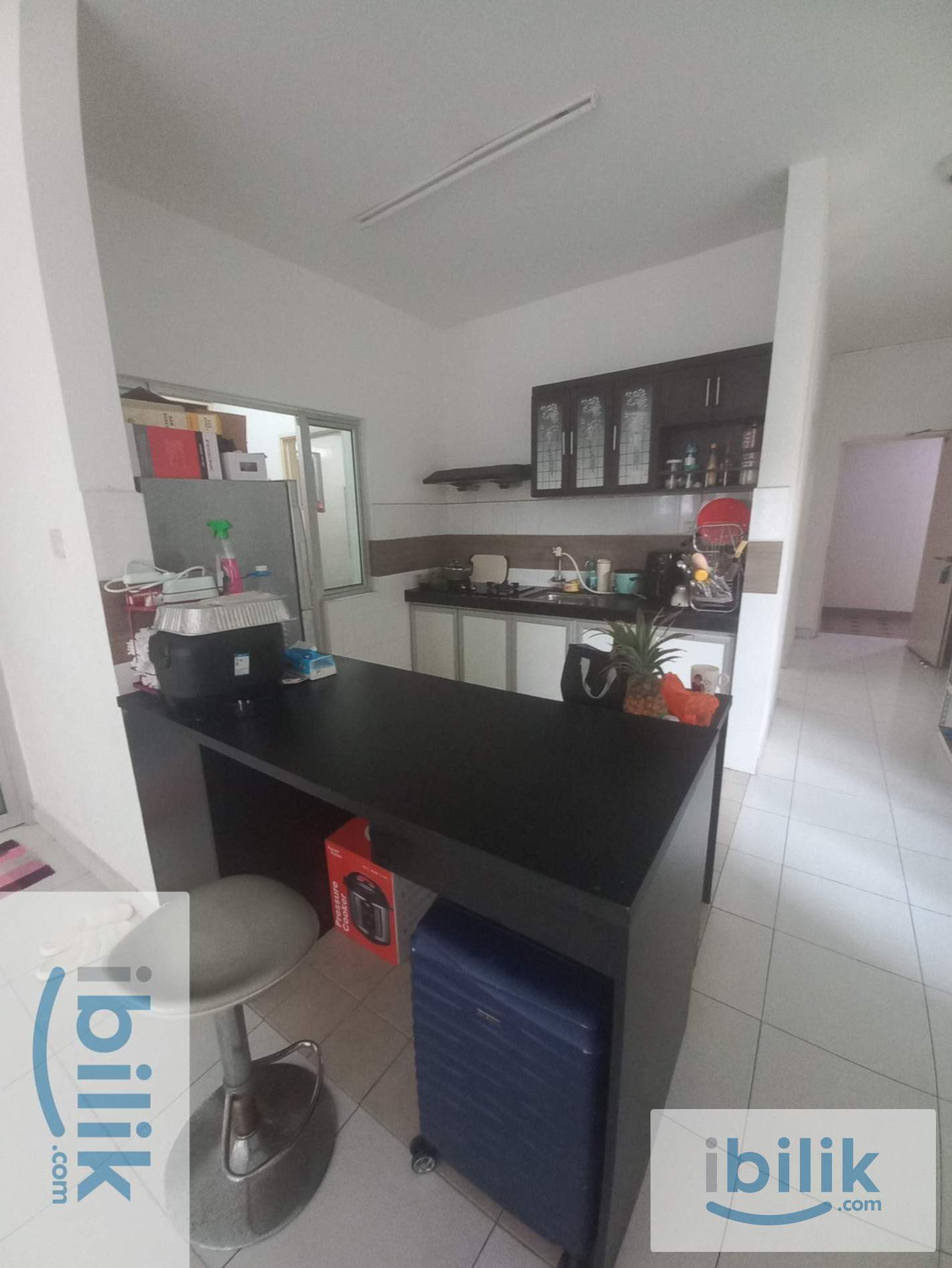 NO PARTITION female MASTER ROOM metropolitan square condo  - Image 2