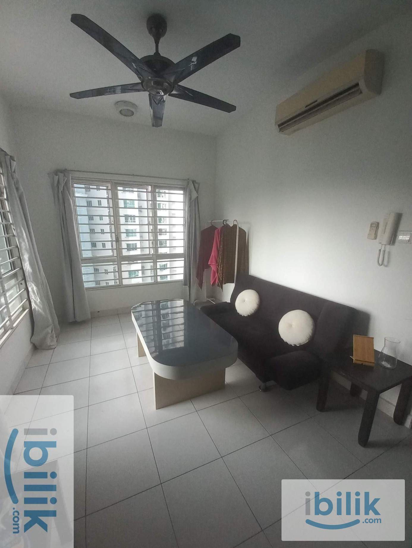 NO PARTITION female MASTER ROOM metropolitan square condo  - Image 6