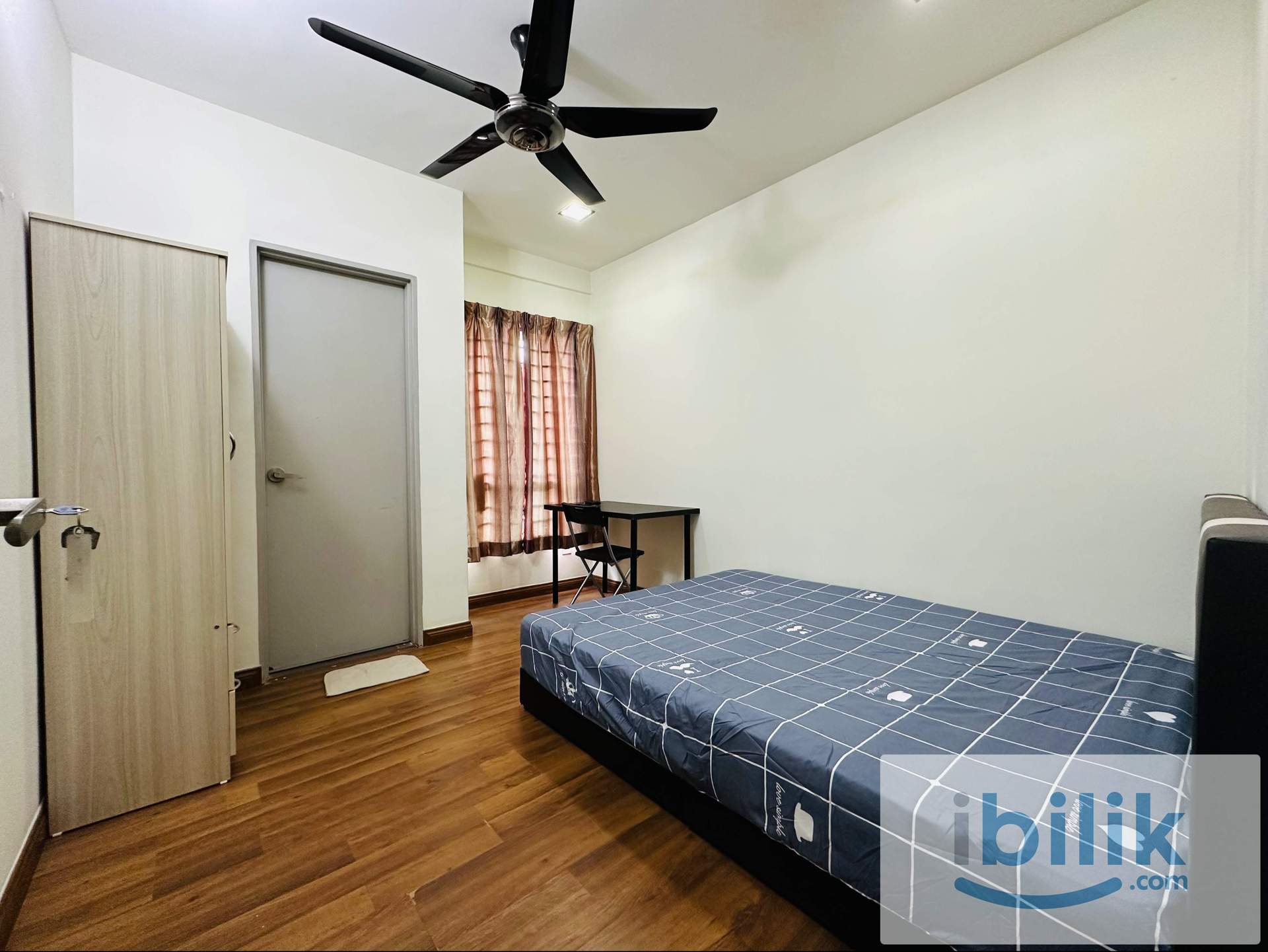 2 Station to TRX Medium Room With Private Bathroom - Image 1