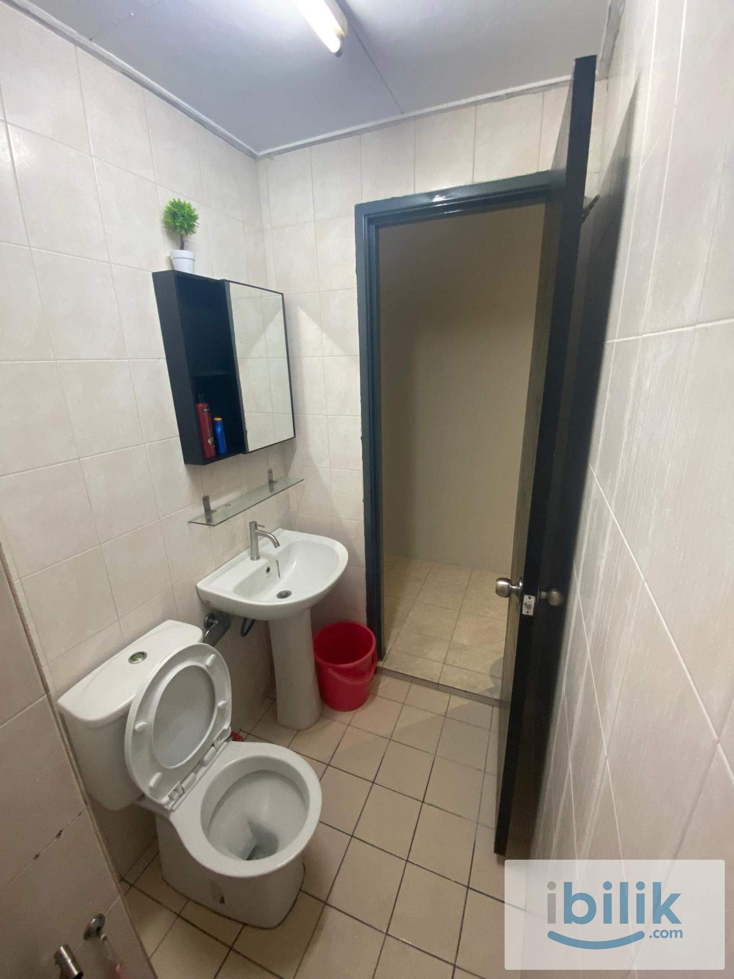 Master Room Walk 3 min to LRT Kelana Jaya Line Asia Jaya Station with Cover Walk Way Petaling Jaya Room For Rent - Image 7