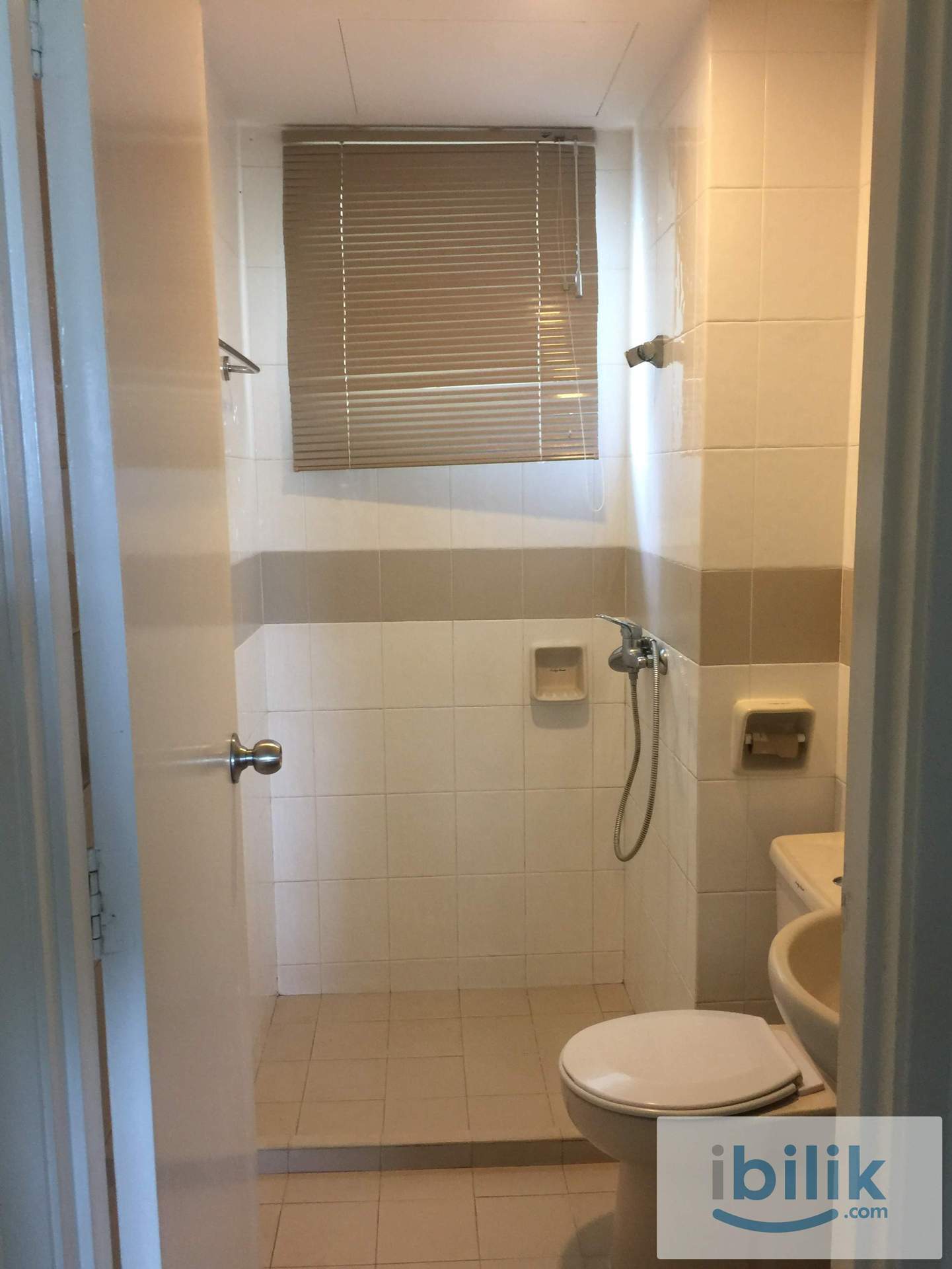 Cosy and private Middle Room (Female Only) - Image 4