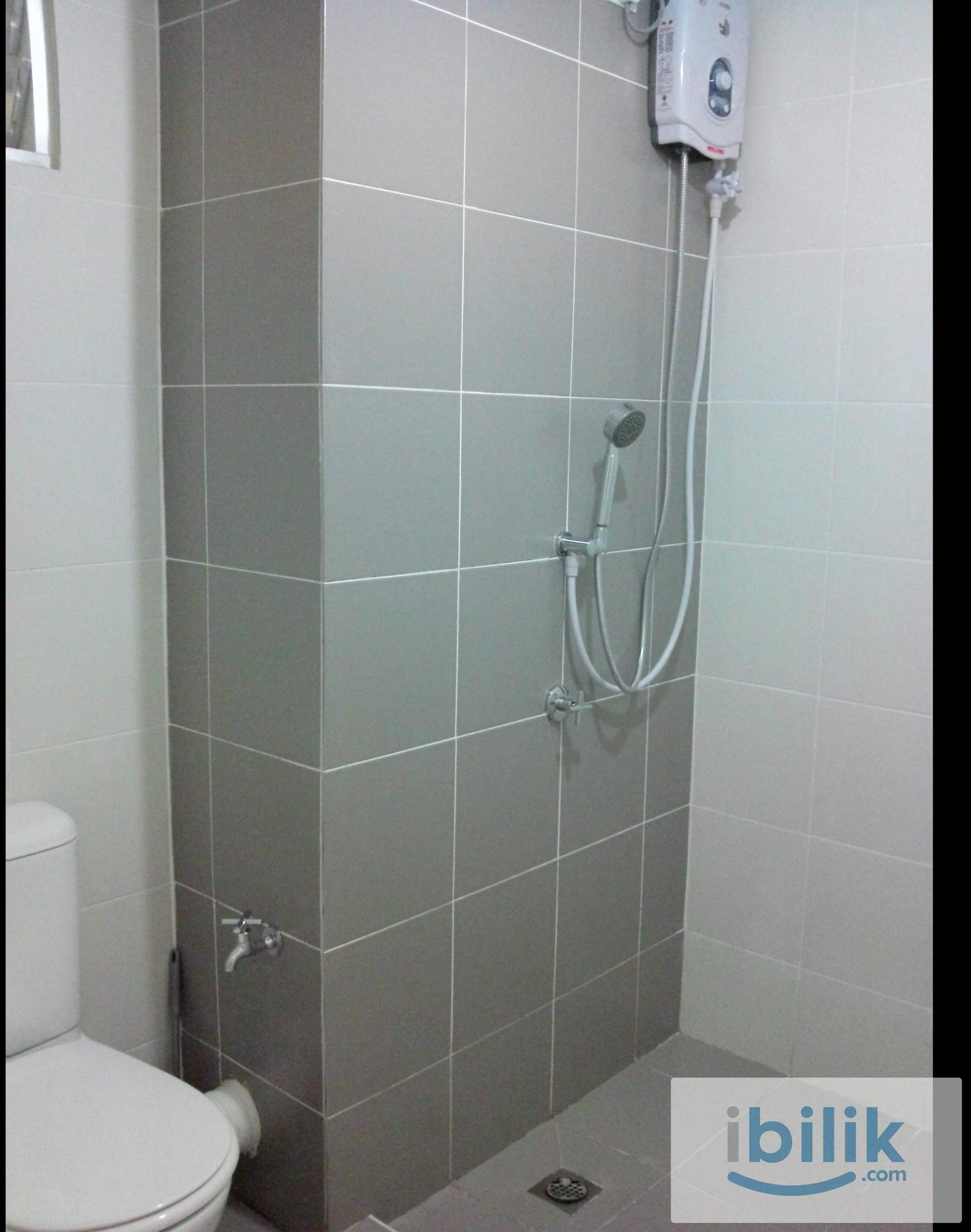 Middle room at Elit Heights, Bayan Baru - Image 5