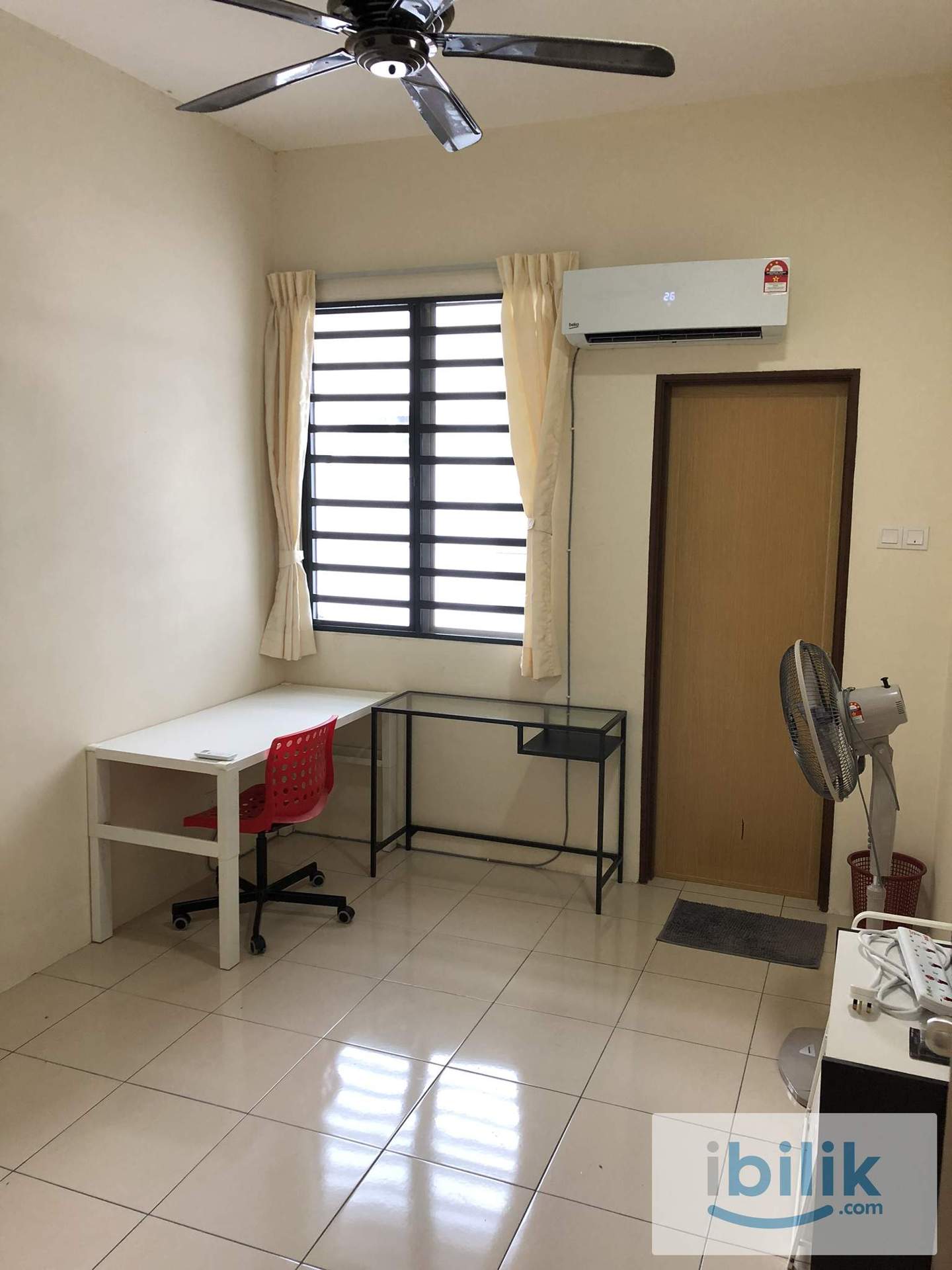 Spacious room with shared bathroom - Image 1