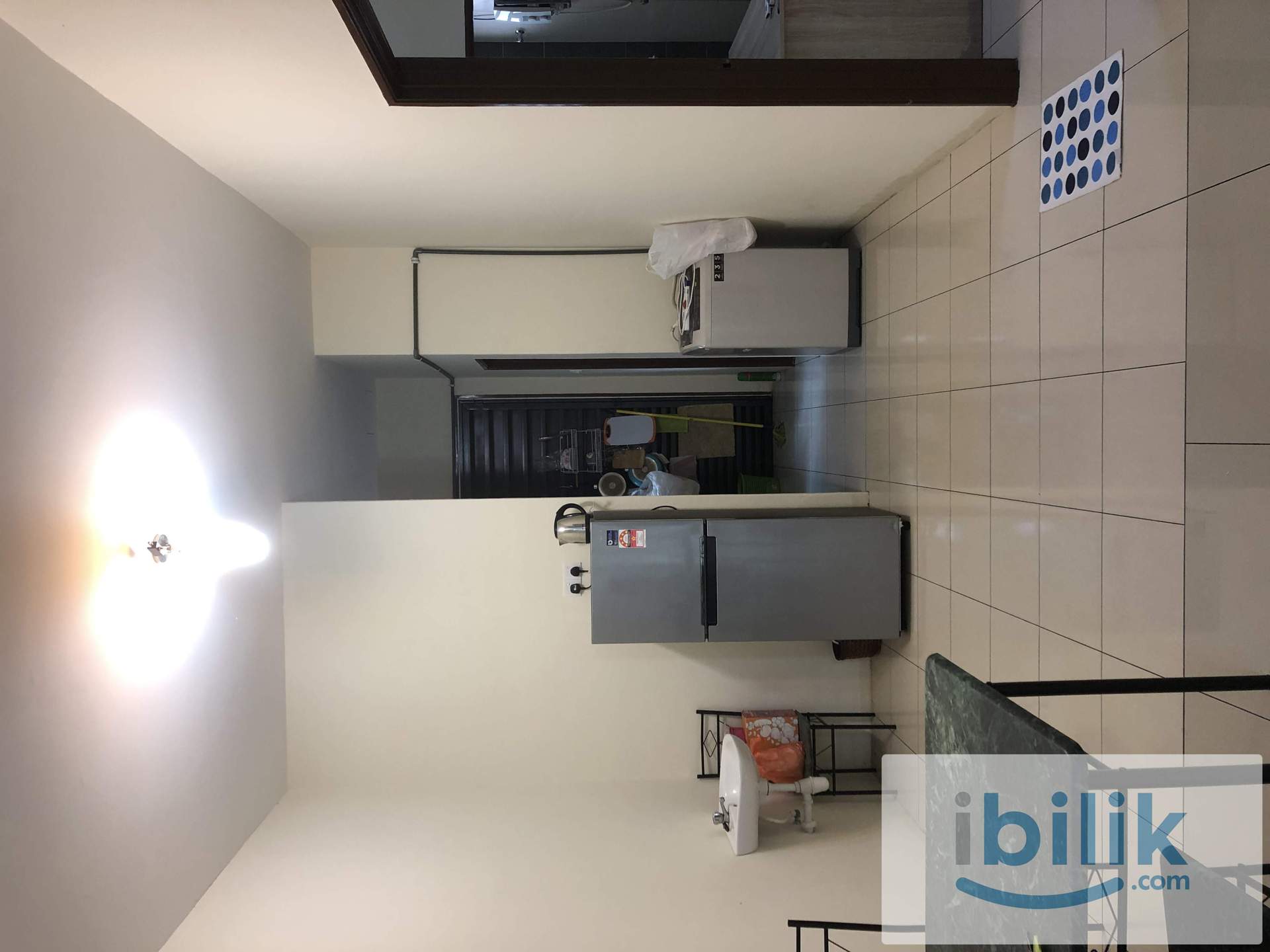 Spacious room with shared bathroom - Image 2