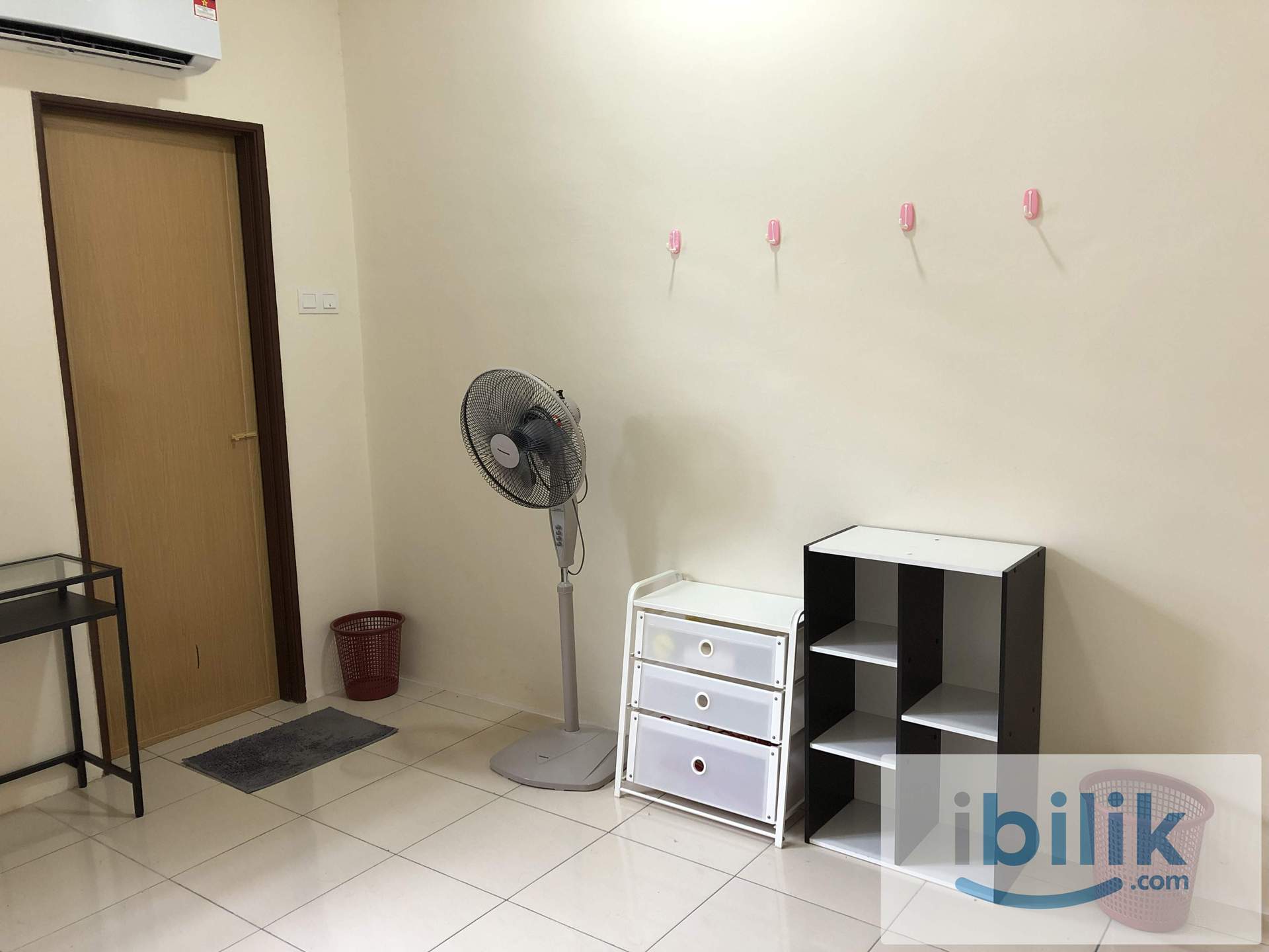 Spacious room with shared bathroom - Image 4