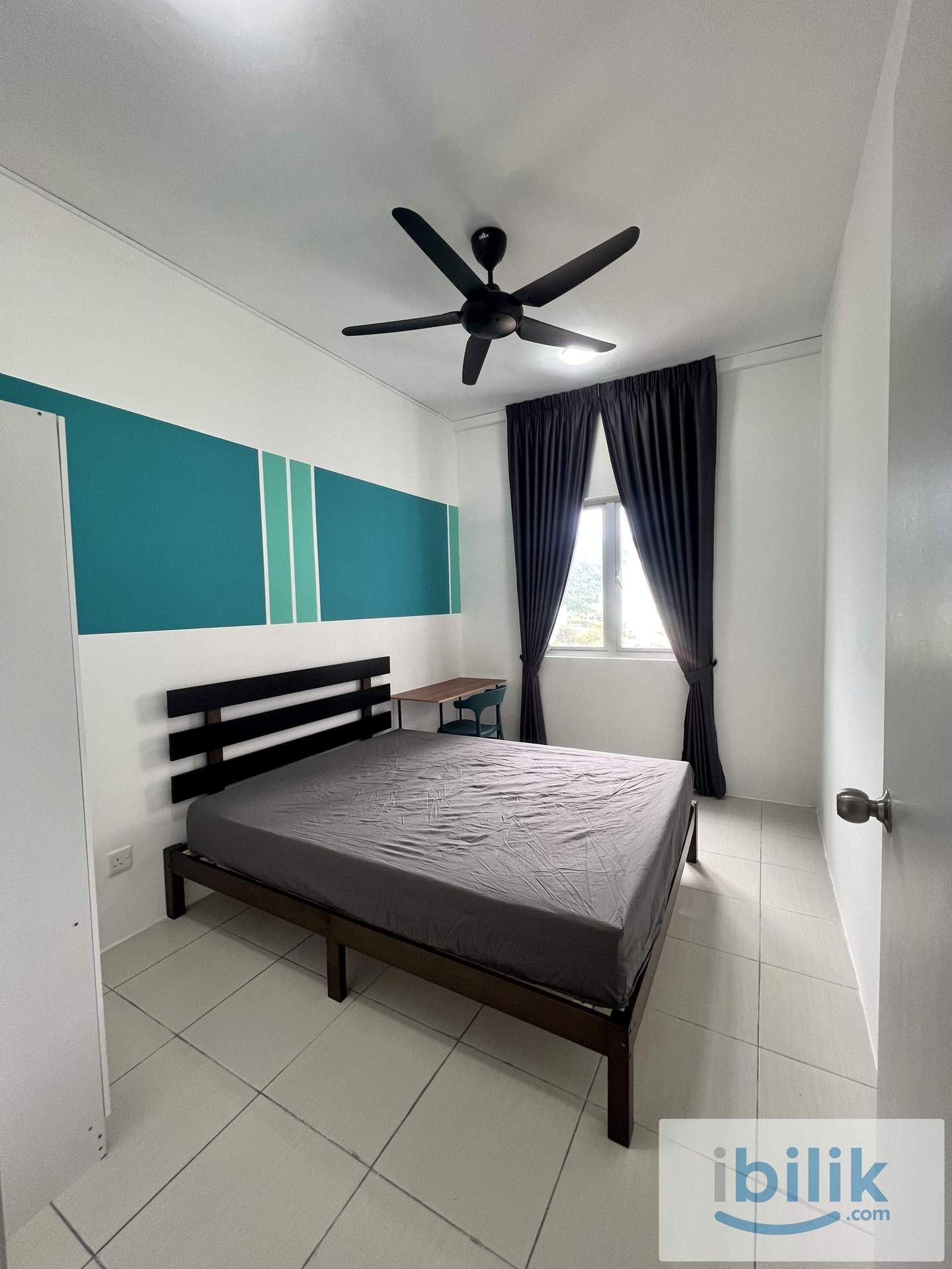 Middle room queen bed- muslim female - Image 1