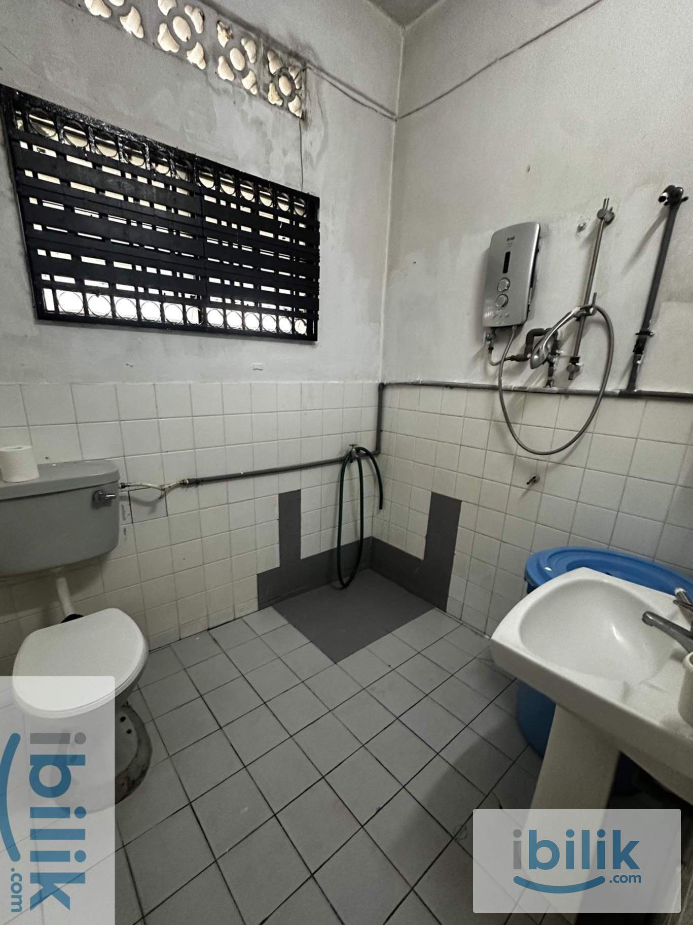 En-suite master bedroom to Let at Section 17 , Petaling Jaya  - Image 4