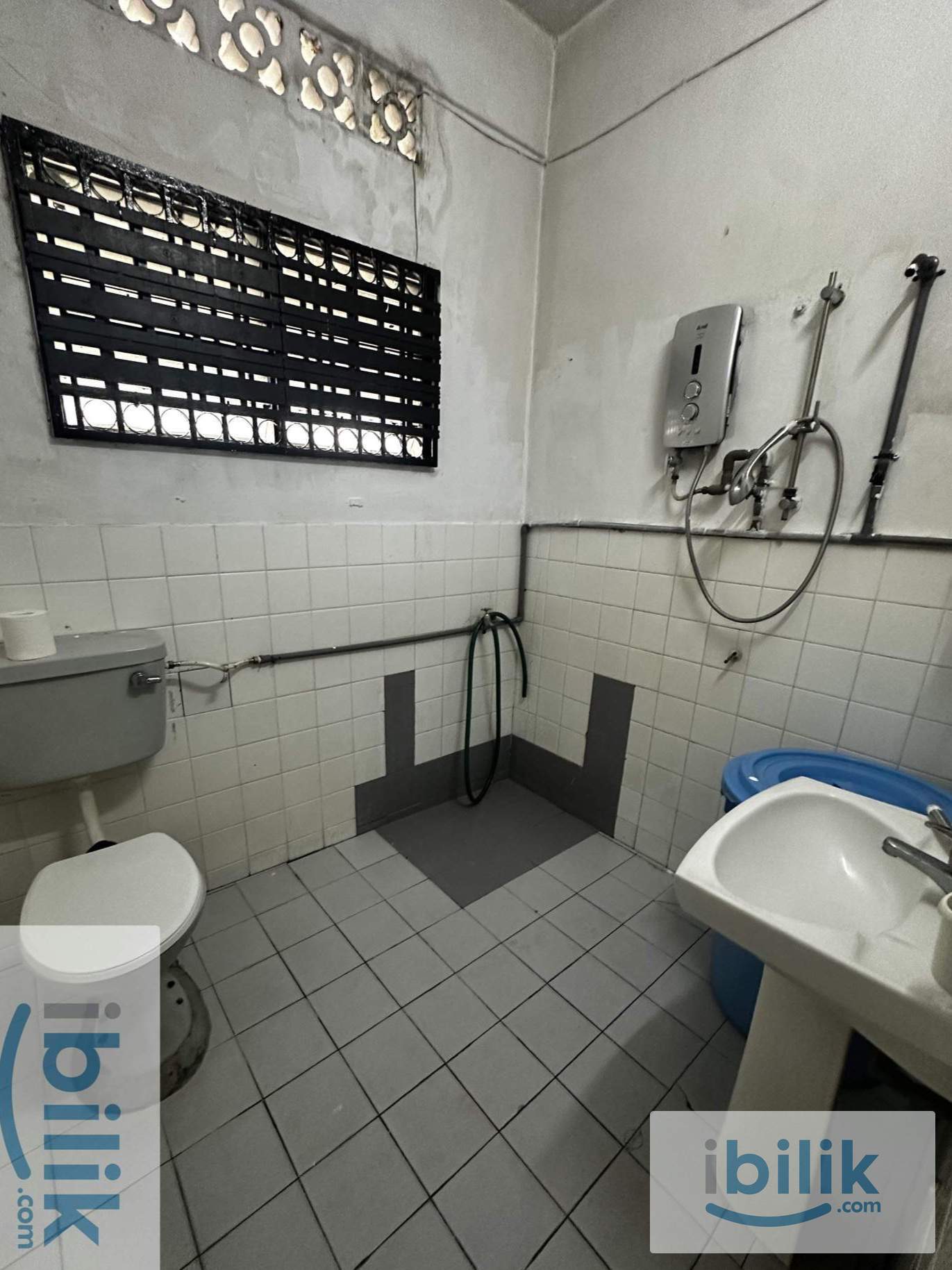 Big en-suite master bedroom attached bathroom at section 17 petaling jaya to let  - Image 7