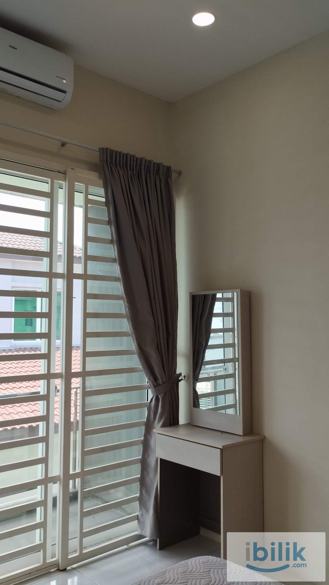 Small Room with Balcony - Image 1