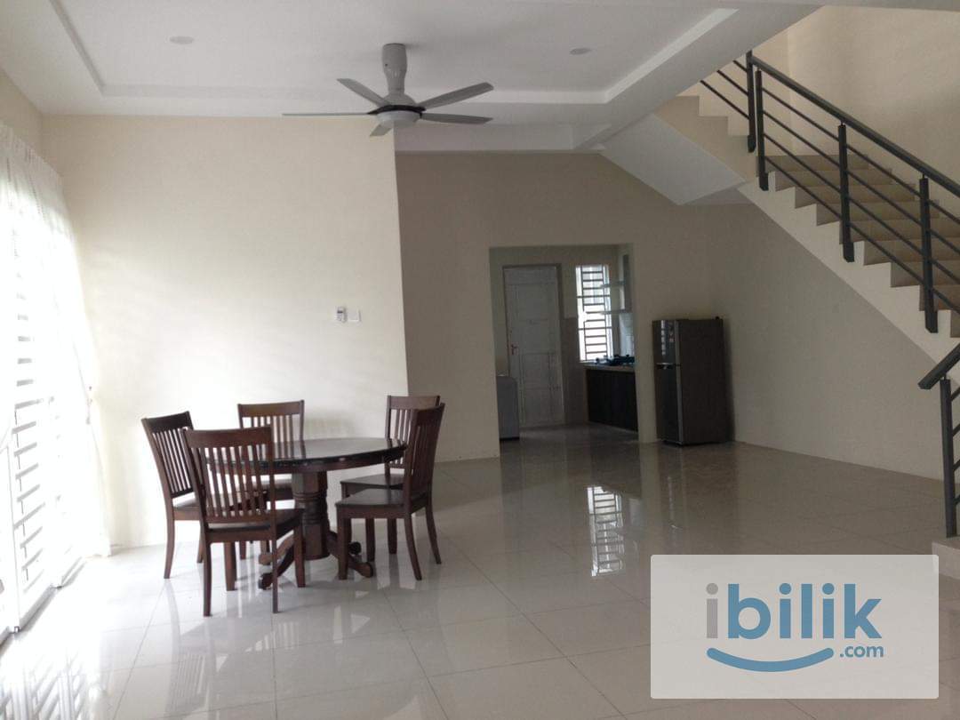 Small Room with Balcony - Image 4