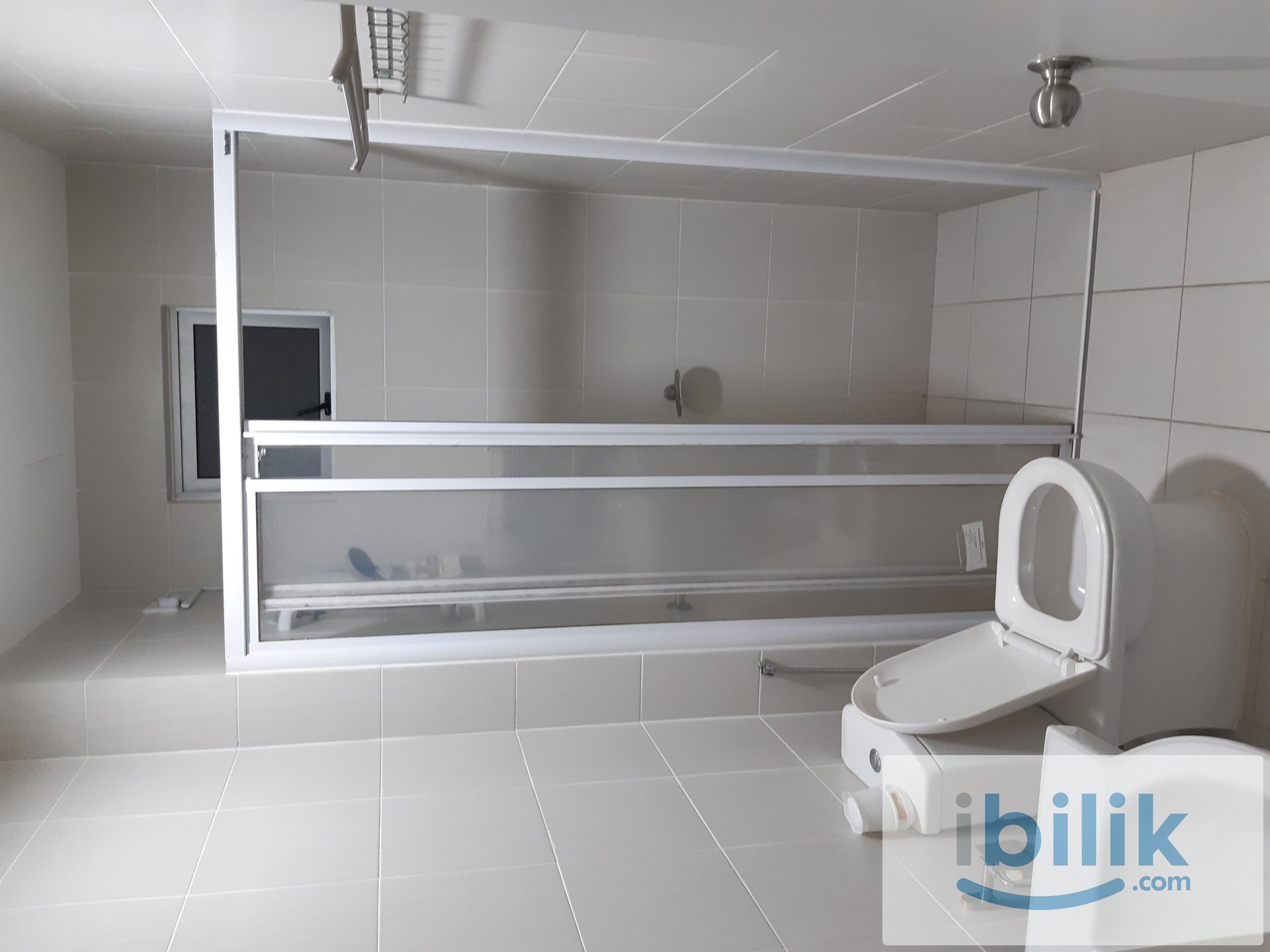 Master Room with privacy bathroom Meridin Bayvue Residence Masai Johor - Image 7