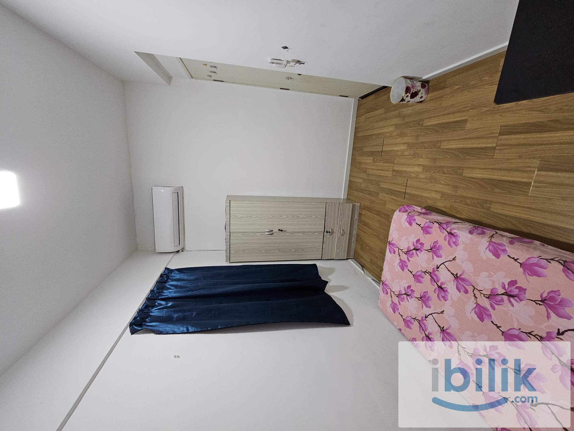 Tri Pinnacle aircond Middle room included utilities shared bathroom female only - Image 1