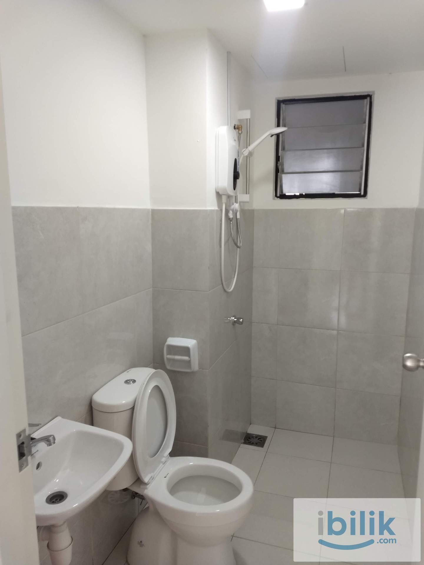 Tri Pinnacle aircond Middle room included utilities shared bathroom female only - Image 5
