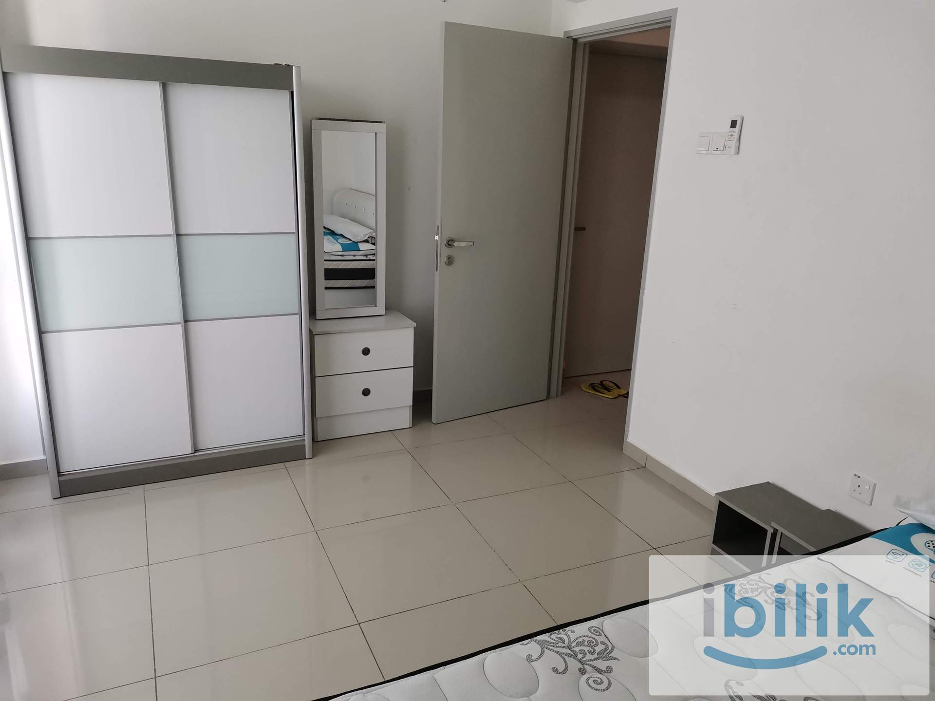 Promenade Aircond furnished Middle Room include utilities shared bathroom - Image 3
