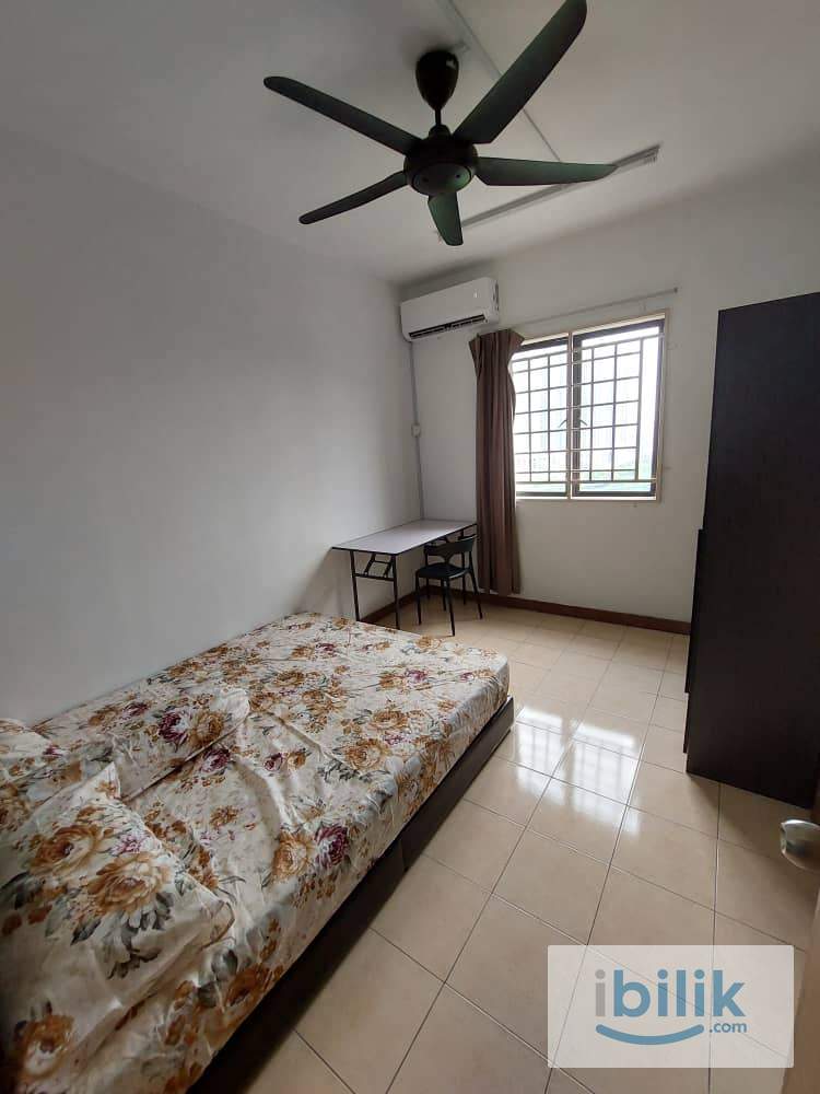 Middle Room at Bayu Tasik 2, Bandar Sri Permaisuri - Image 5
