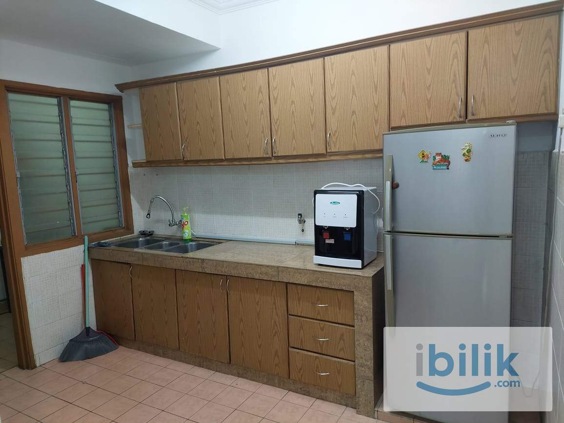 Middle Room at Bayu Tasik 2, Bandar Sri Permaisuri - Image 6