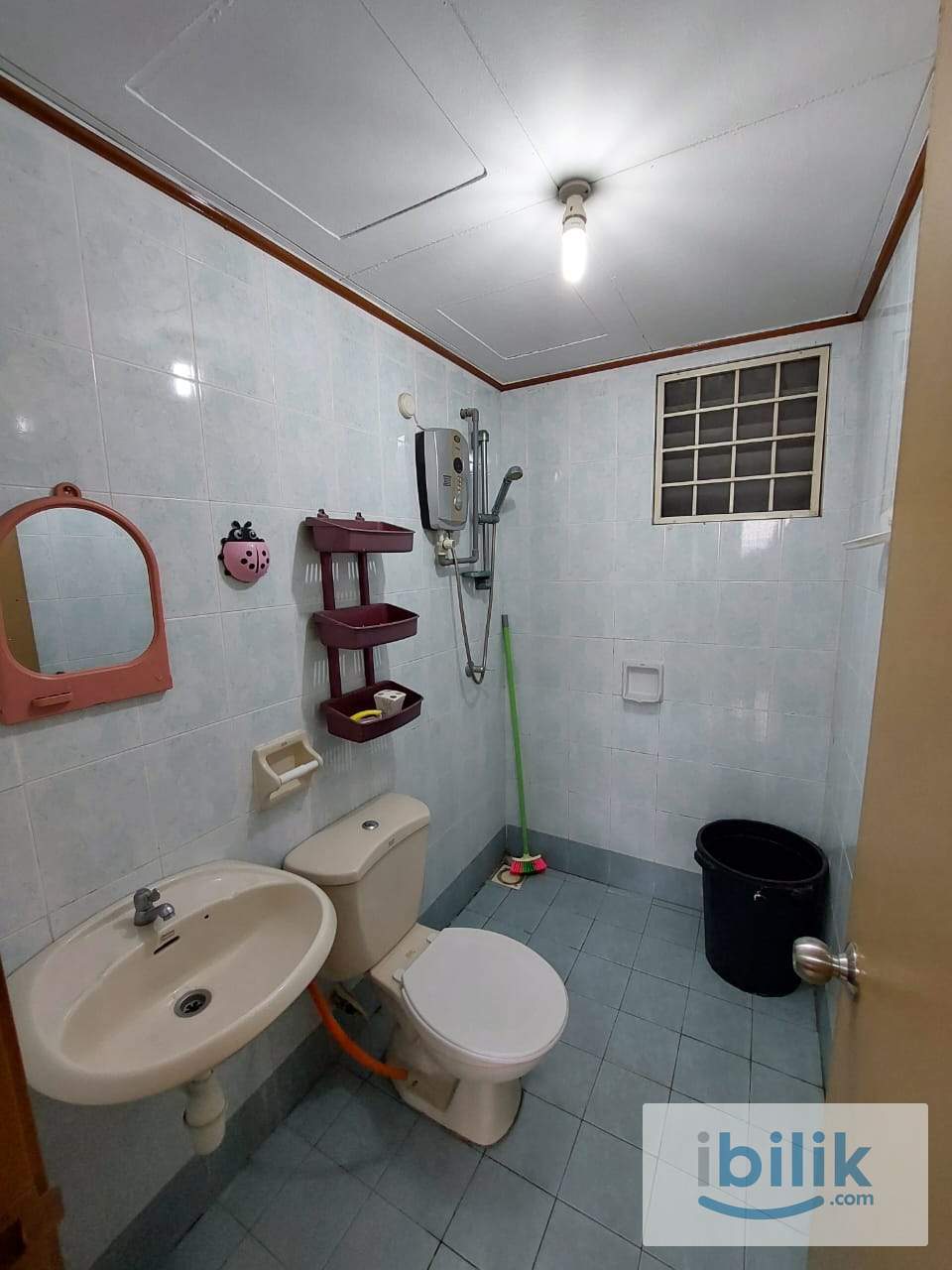 Middle Room at Bayu Tasik 2, Bandar Sri Permaisuri - Image 4
