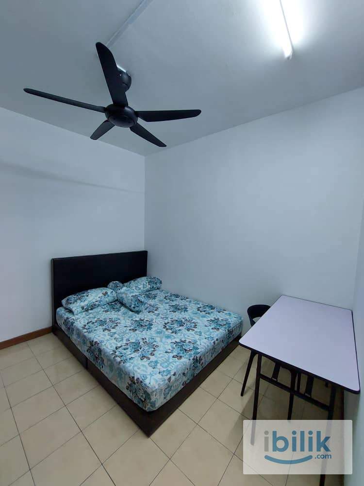 Middle Room at Bayu Tasik 2, Bandar Sri Permaisuri - Image 5