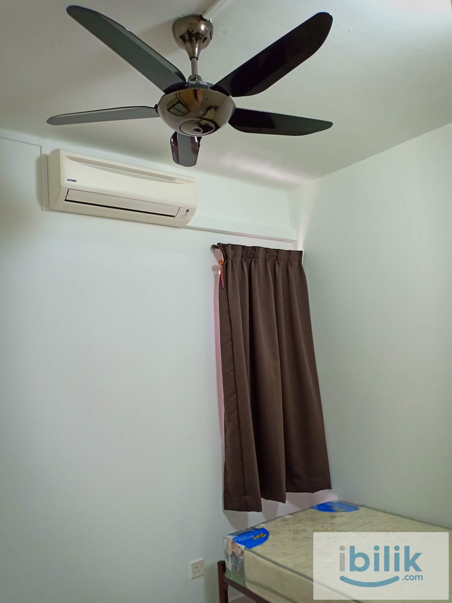 Walking Distance LRT Kelana Jaya Line - Non Sharong Room with AC - Image 1