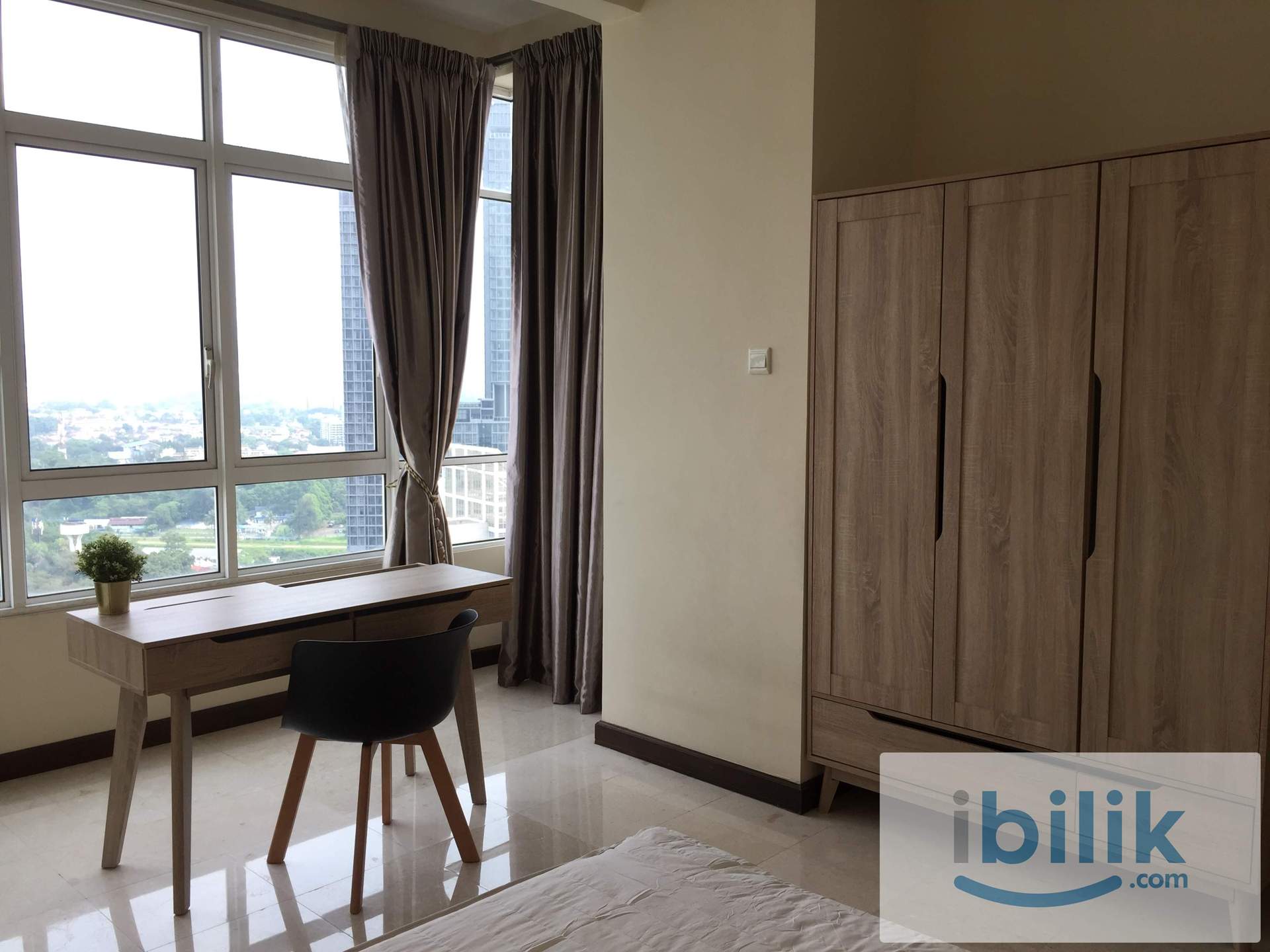 Designer Cozy Fully Furnished Middle Room in The Orion Condominium - Image 5