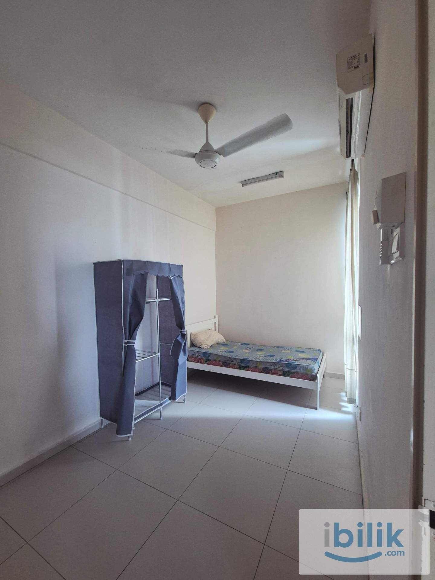 Middle Room with Shared Bathroom - Image 2