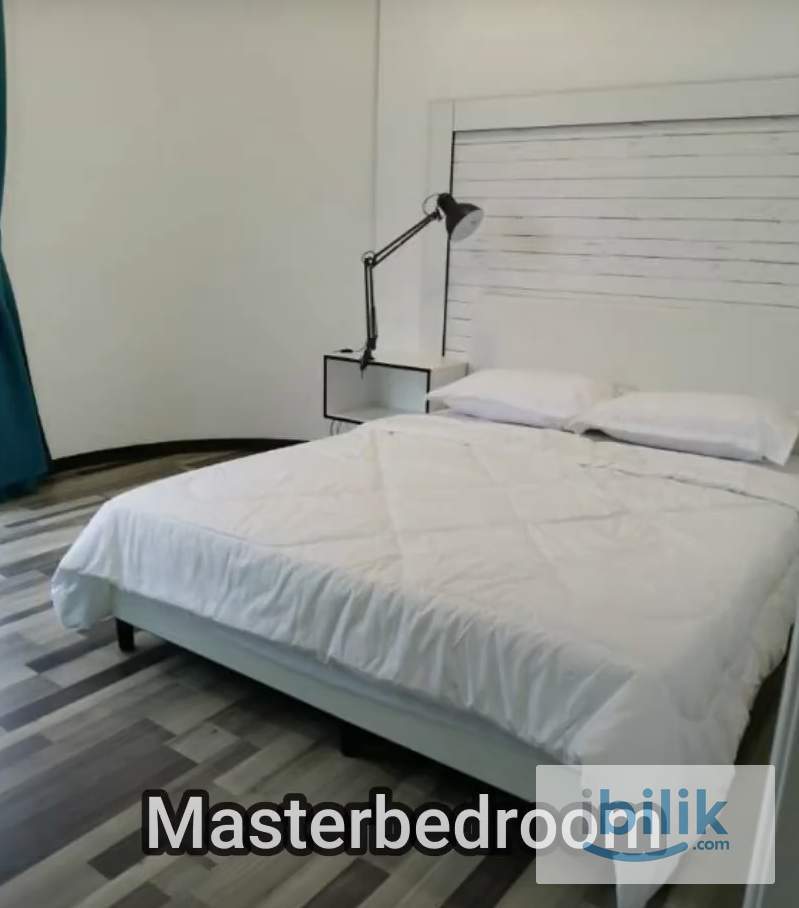 Cozy Master Bedroom with Ensuite Bathroom - Image 1