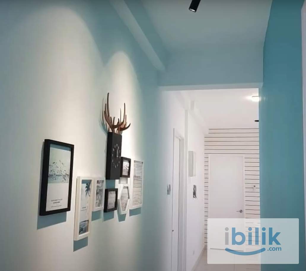 Cozy Master Bedroom with Ensuite Bathroom - Image 5