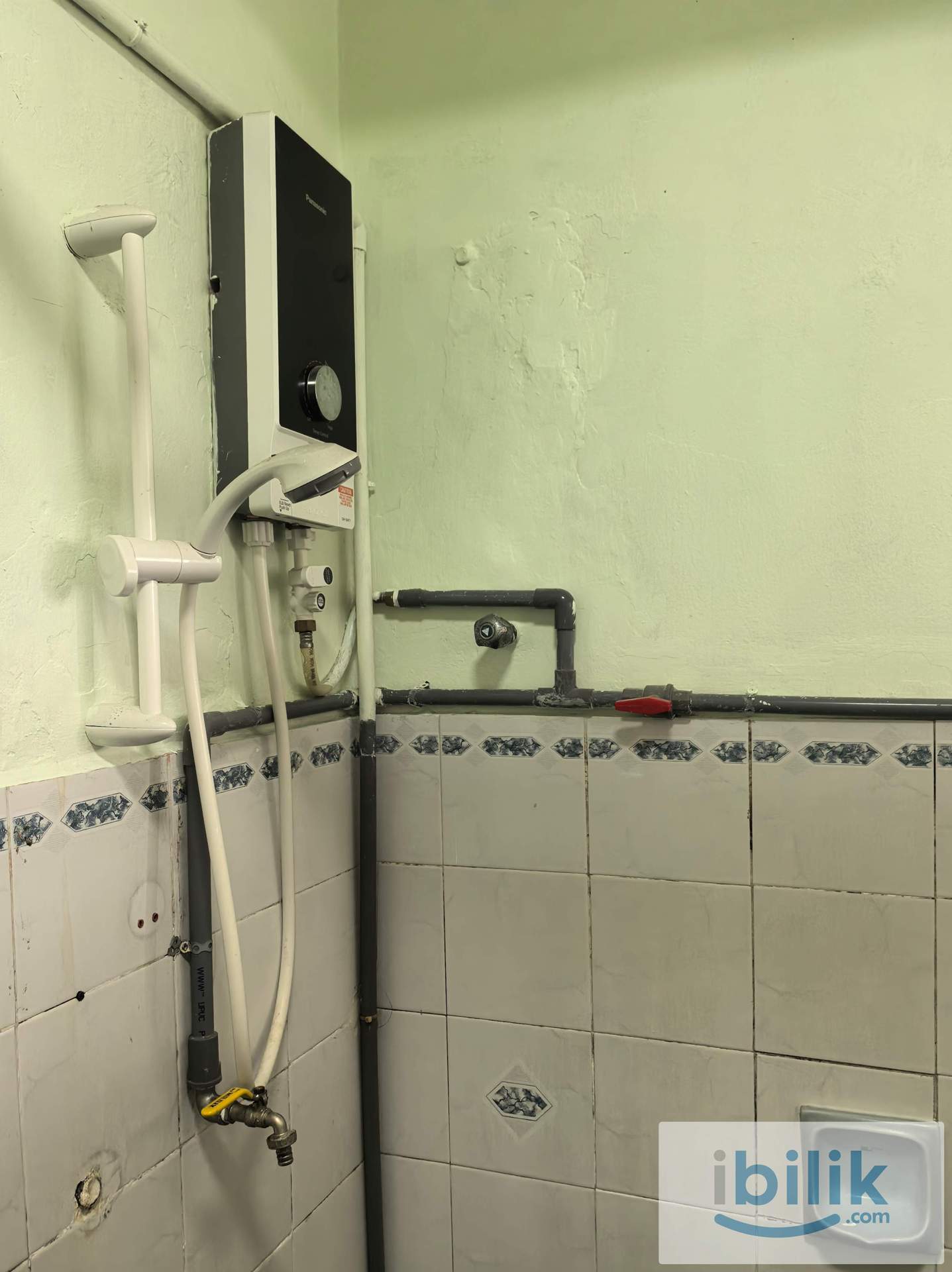 De Tropicana Master Room, Kuchai Lama with Attached Bathroom and Sheltered Carpark - Image 3