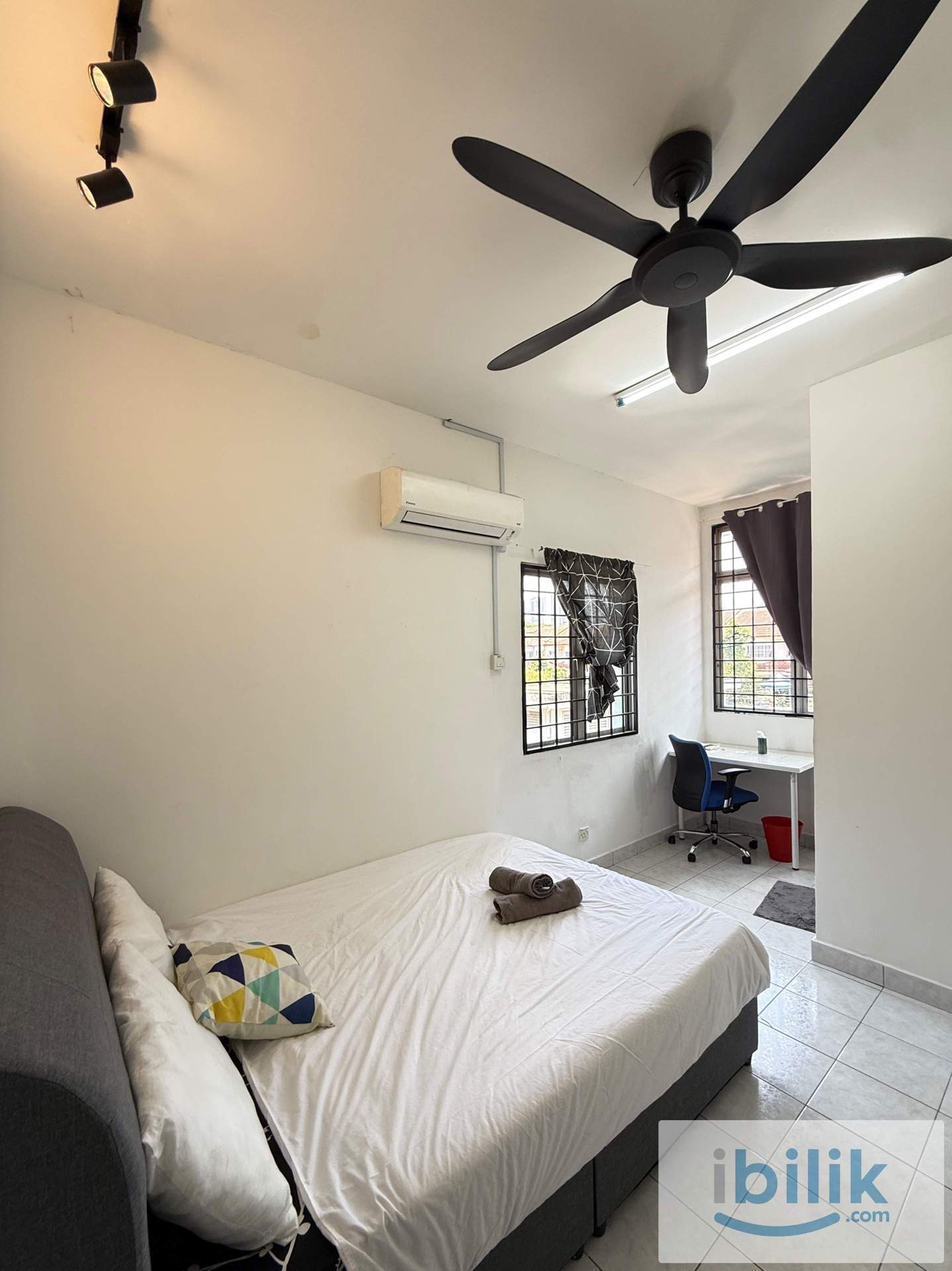 Bright & Cozy Middle Room in Taman Mutiara Puchong - Image 1