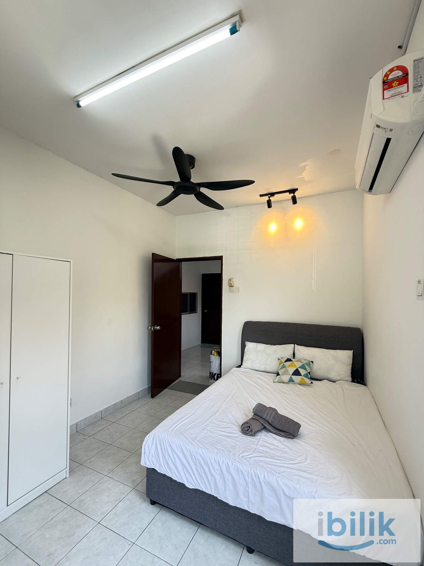 Bright & Cozy Middle Room in Taman Mutiara Puchong - Image 2