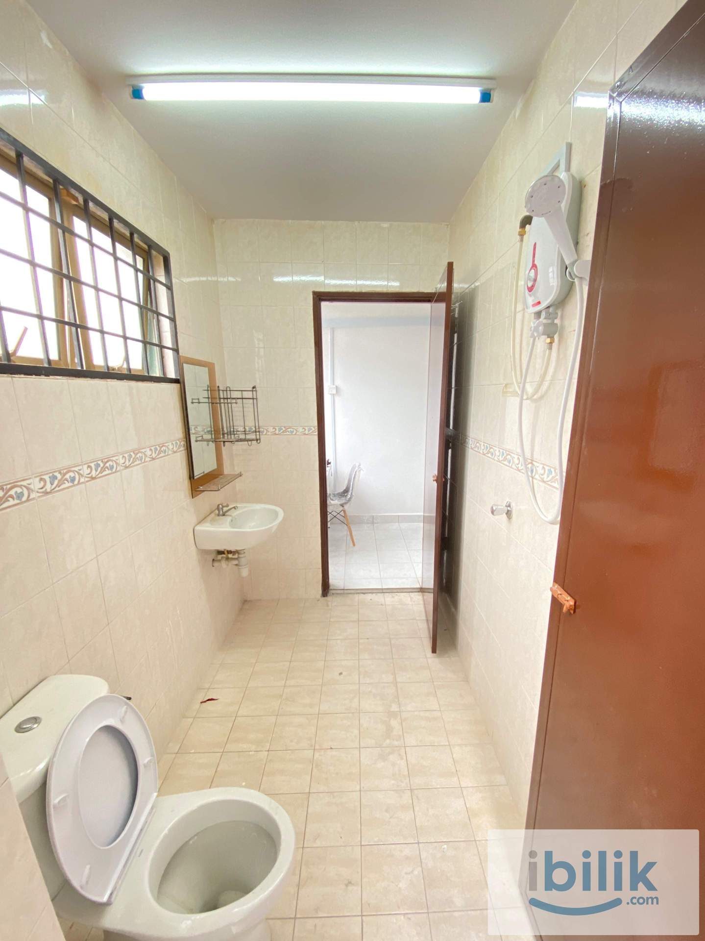 Bright & Cozy Middle Room in Taman Mutiara Puchong - Image 3