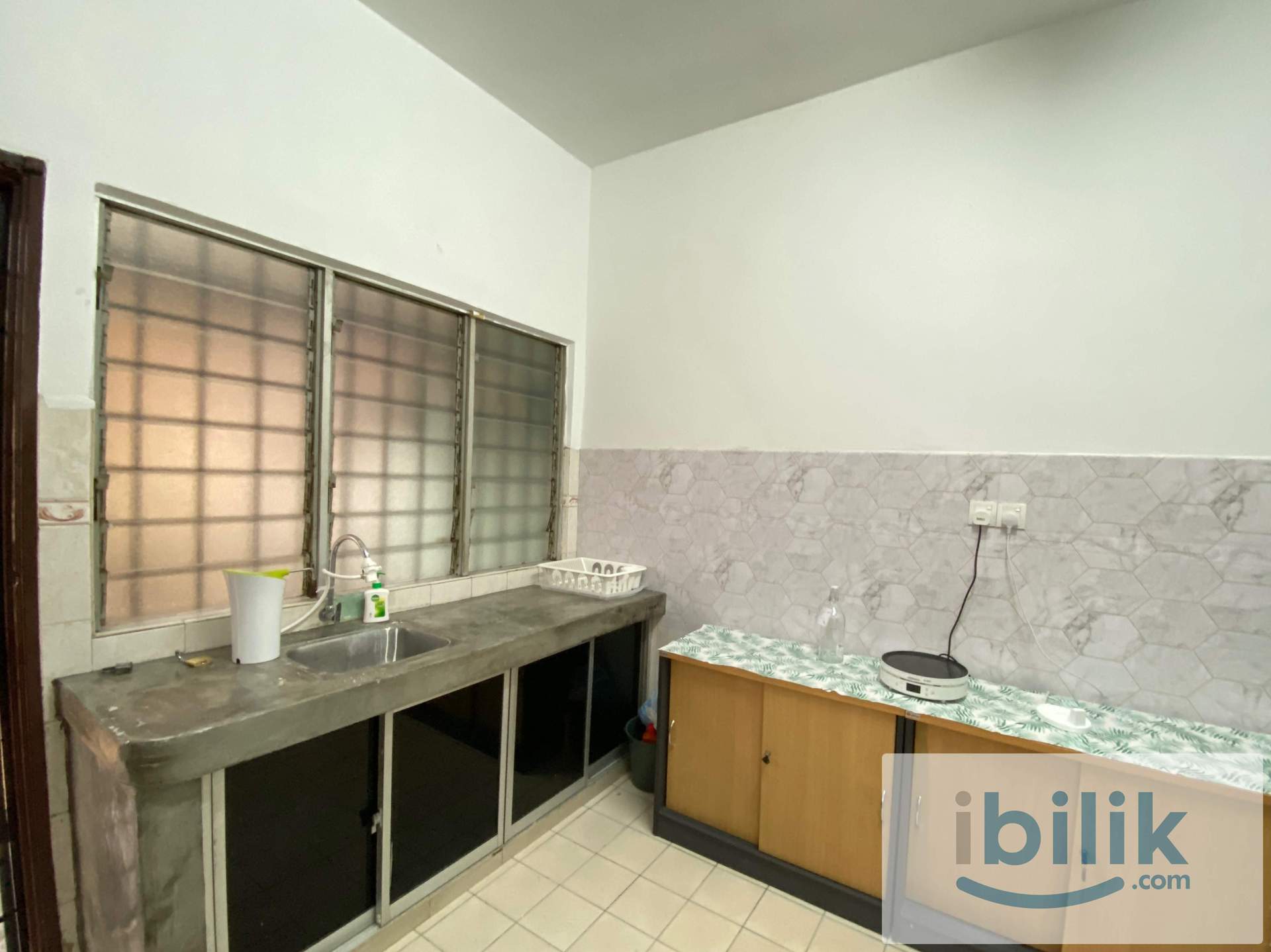 Bright & Cozy Middle Room in Taman Mutiara Puchong - Image 4