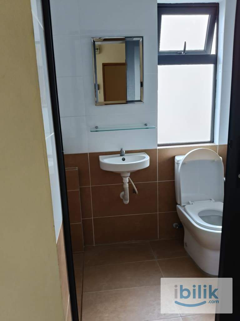 Room with Own Attached Bathroom - Image 3