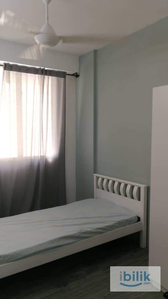 Middle Room Georgetown - Image 1