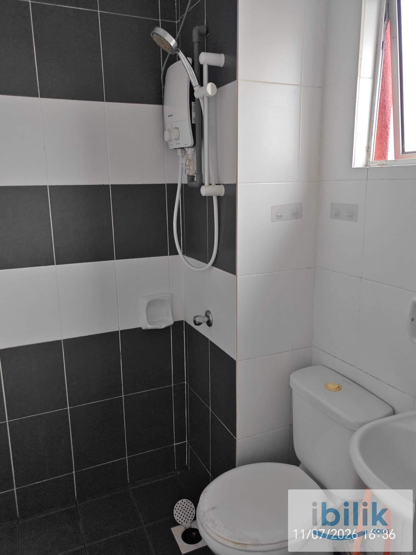 Mutiara Residence @ Serdang, Seri Kembangan.  MASTER BEDROOM WITH BATHROOM - Image 4