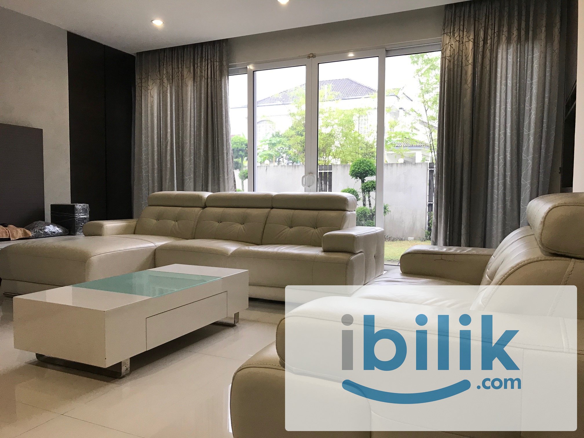 Bungalow house room with private bathroom - Image 1