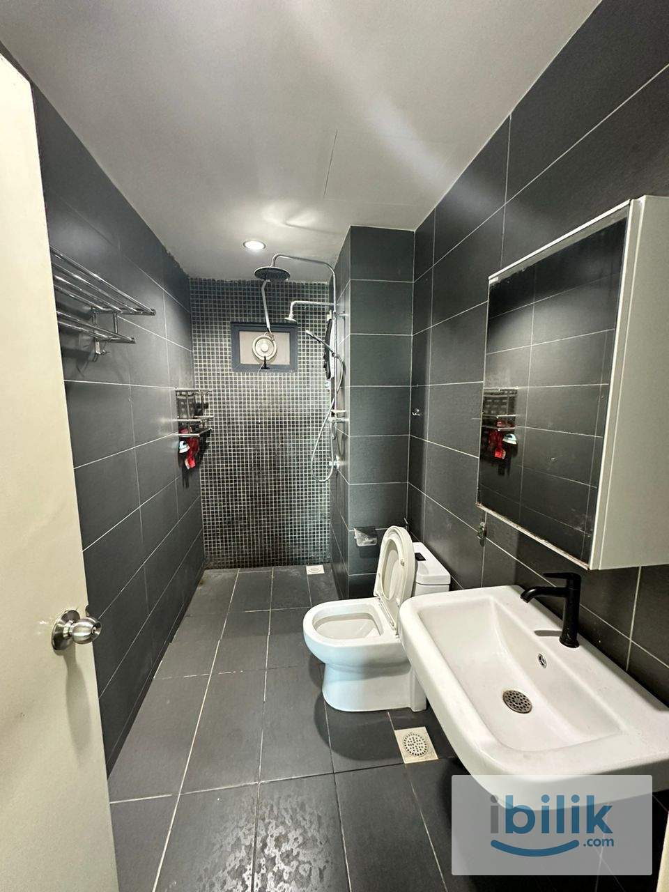 Master Bedroom in Parkhill, bukit jalil ( Near APU ,Walking distance to LRT & Included 1 car park - Image 4