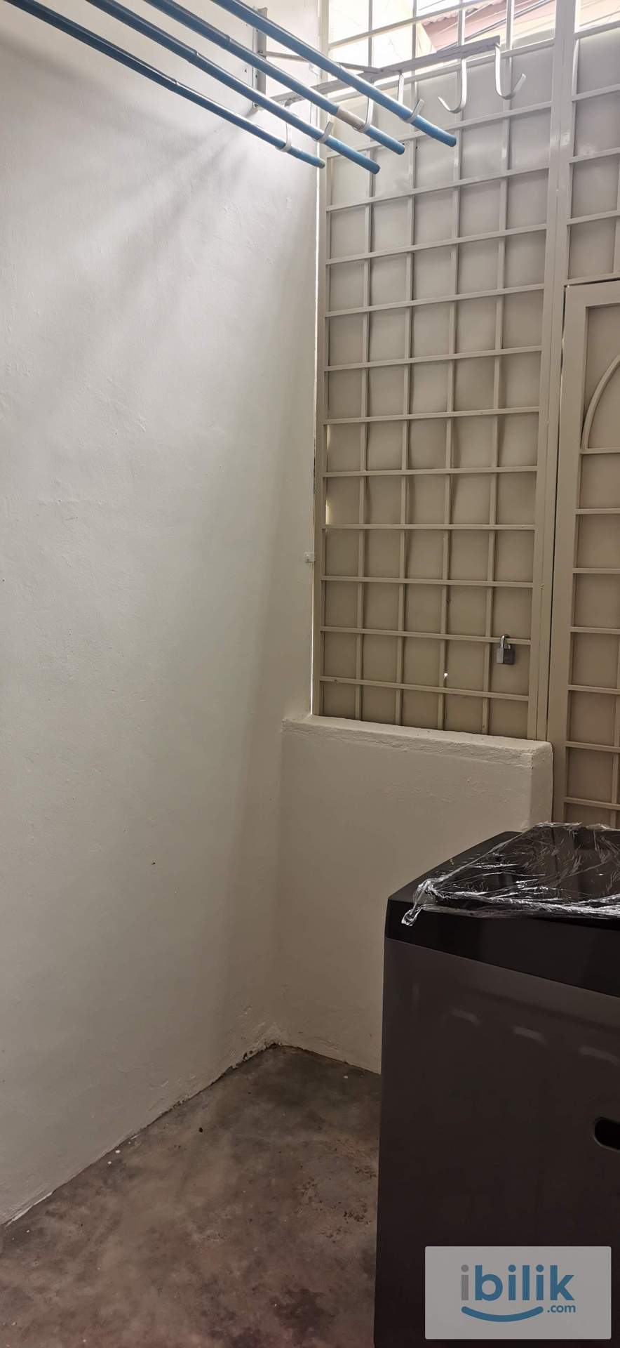 Batu berendam single room with aircond  - Image 3