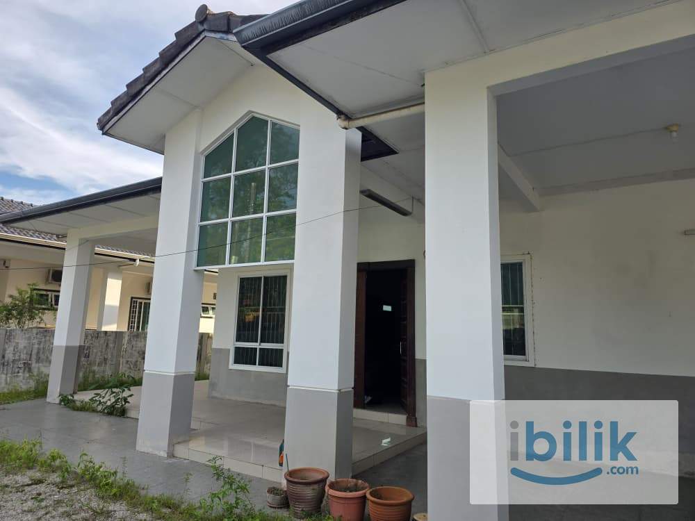 Middle Room at Miri, Sarawak - Image 1