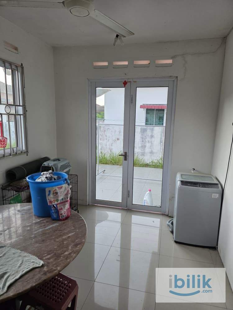 Middle Room at Miri, Sarawak - Image 7
