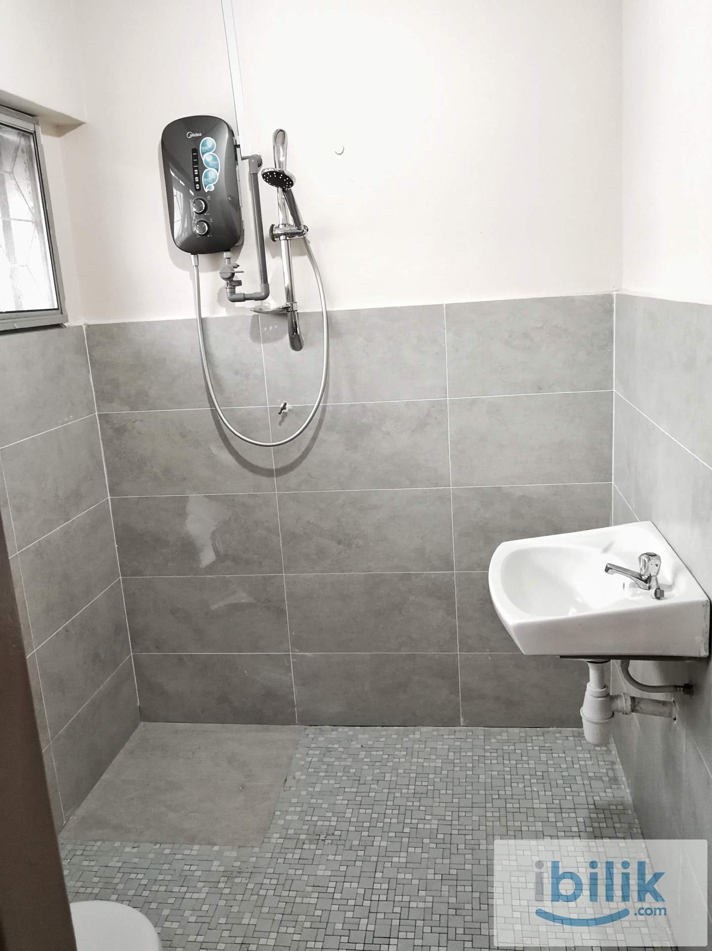 4 MINS TO LRT / COMFY & COZY / FREE UTILITIES / CONVENIENT Middle Room at Taman Paramount, Petaling Jaya - Image 1